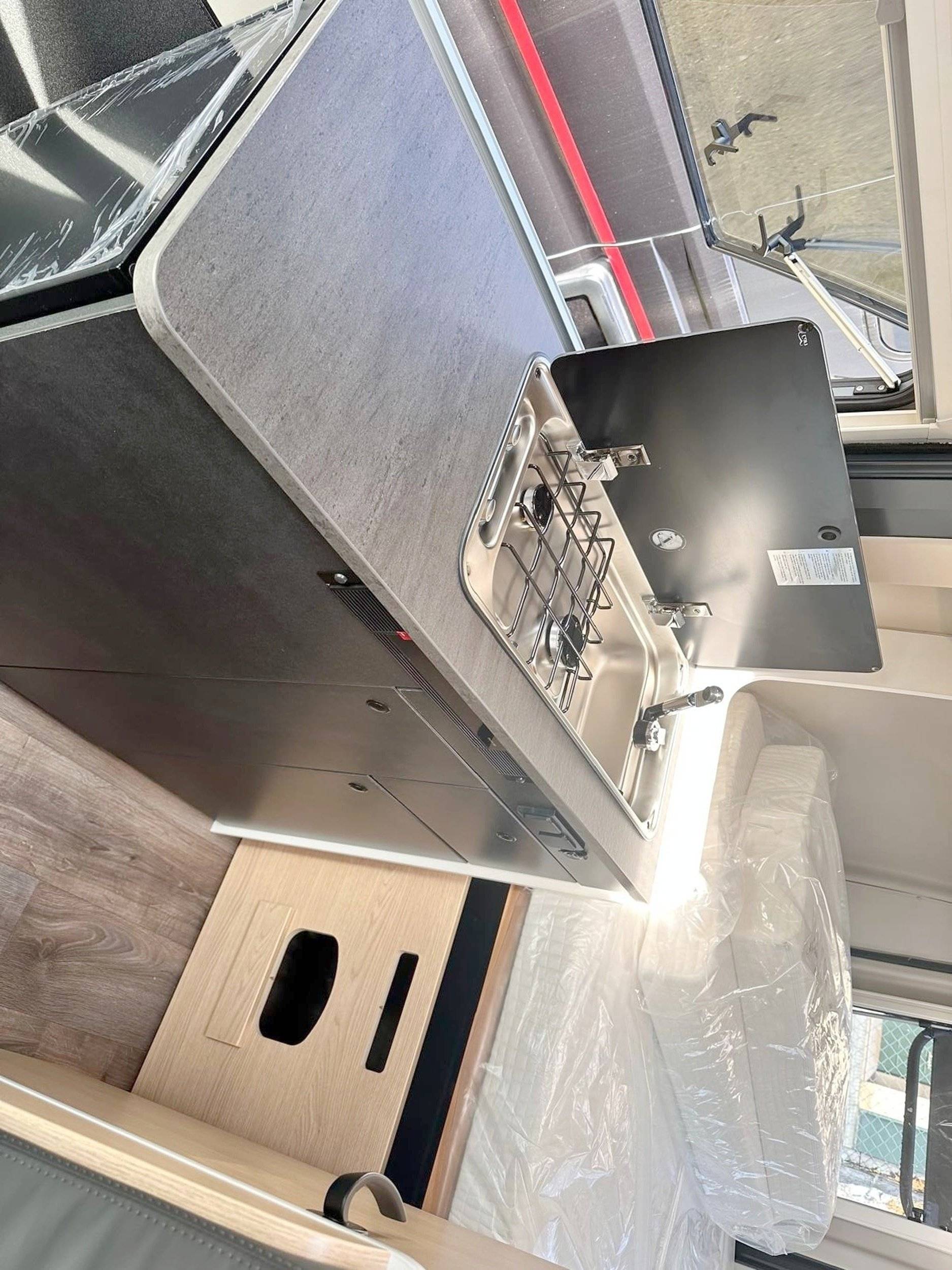 Dining Area Fiat Ducato 2.2 Mjet 140 - Yescapa