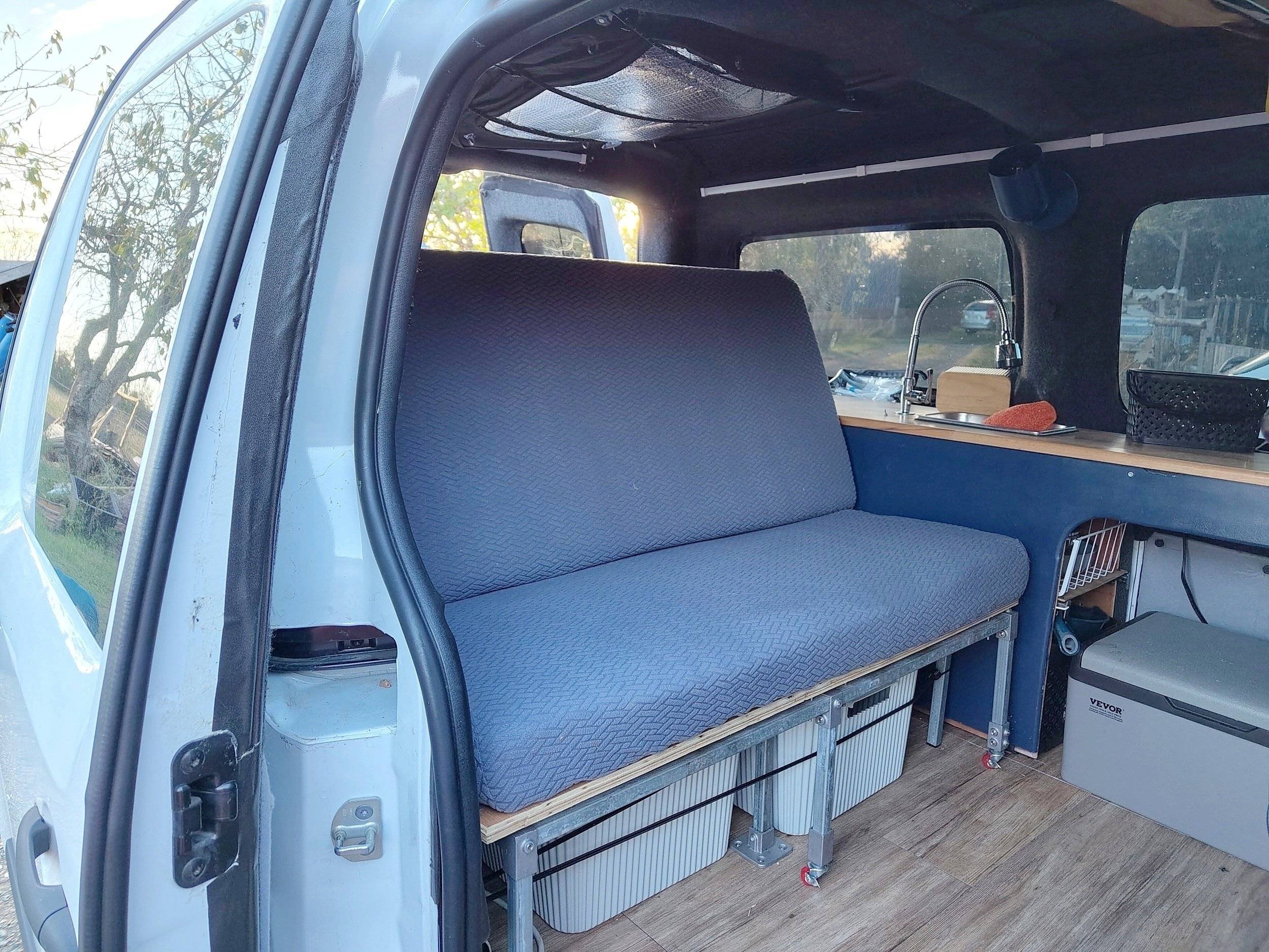 Dining Area Renault Kangoo Maxi - Yescapa