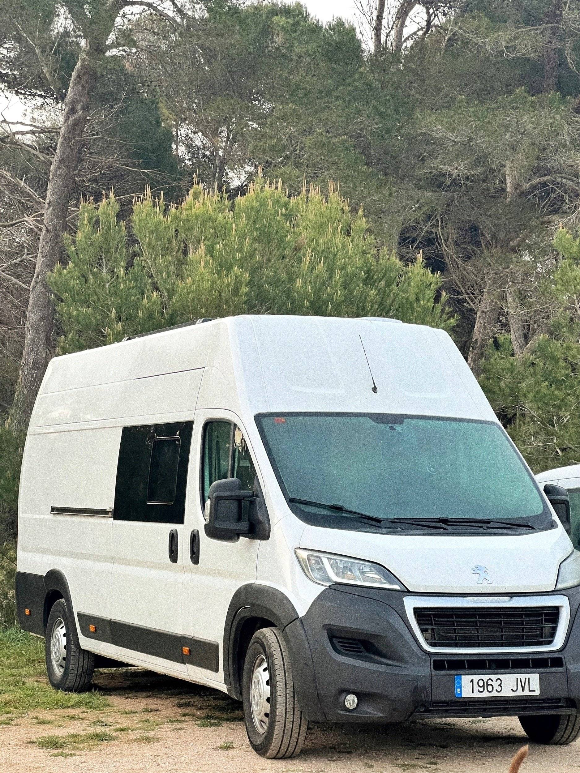 Front view from 3/4 Peugeot Boxer 2,2 l hdi 130 ch - Yescapa