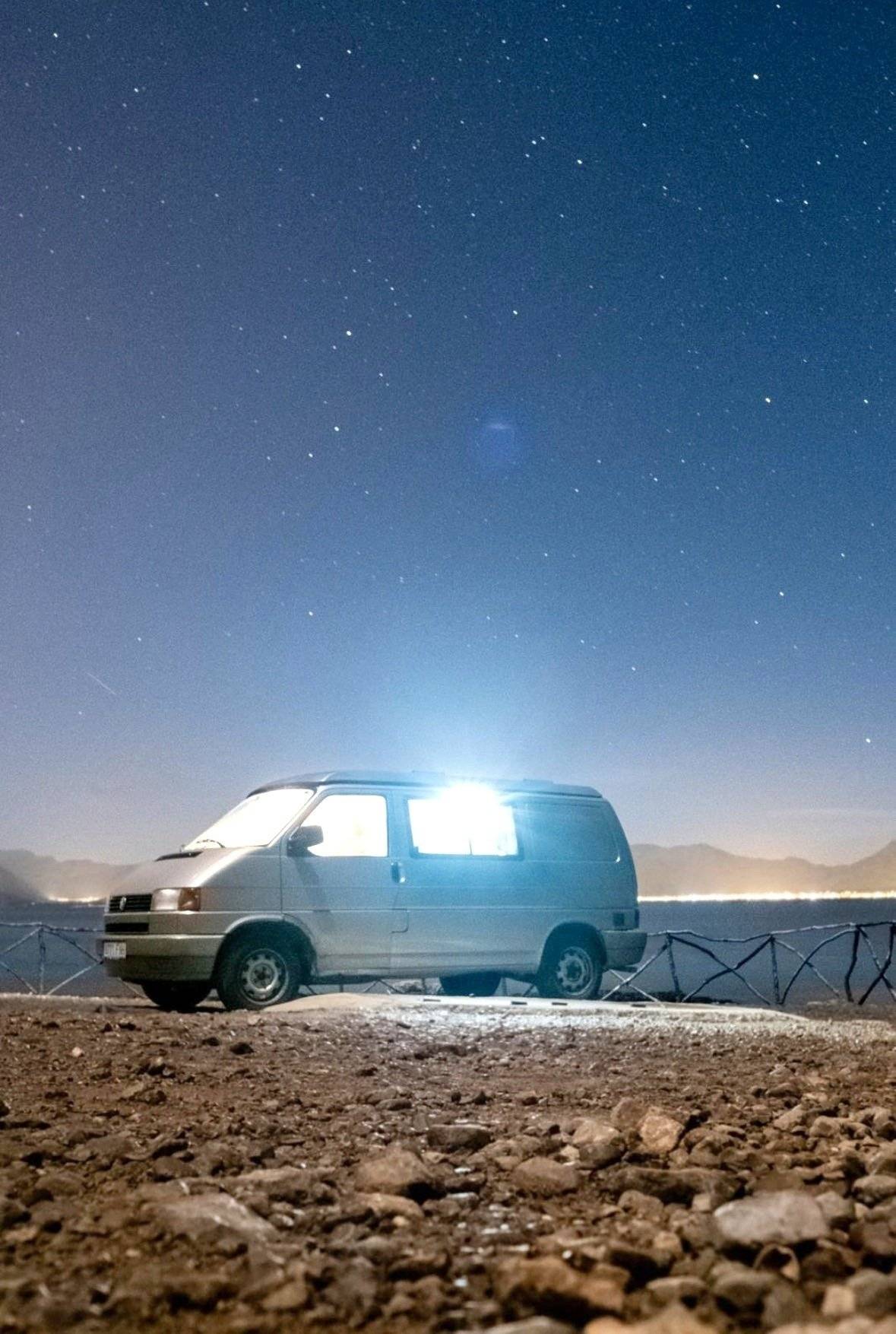 schräge Vorderansicht Volkswagen T4 California Coach - Yescapa