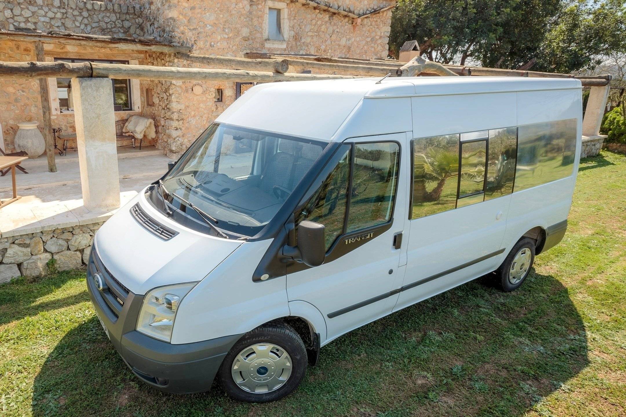 Front view from 3/4 Ford TRANSIT TD/300M - Yescapa