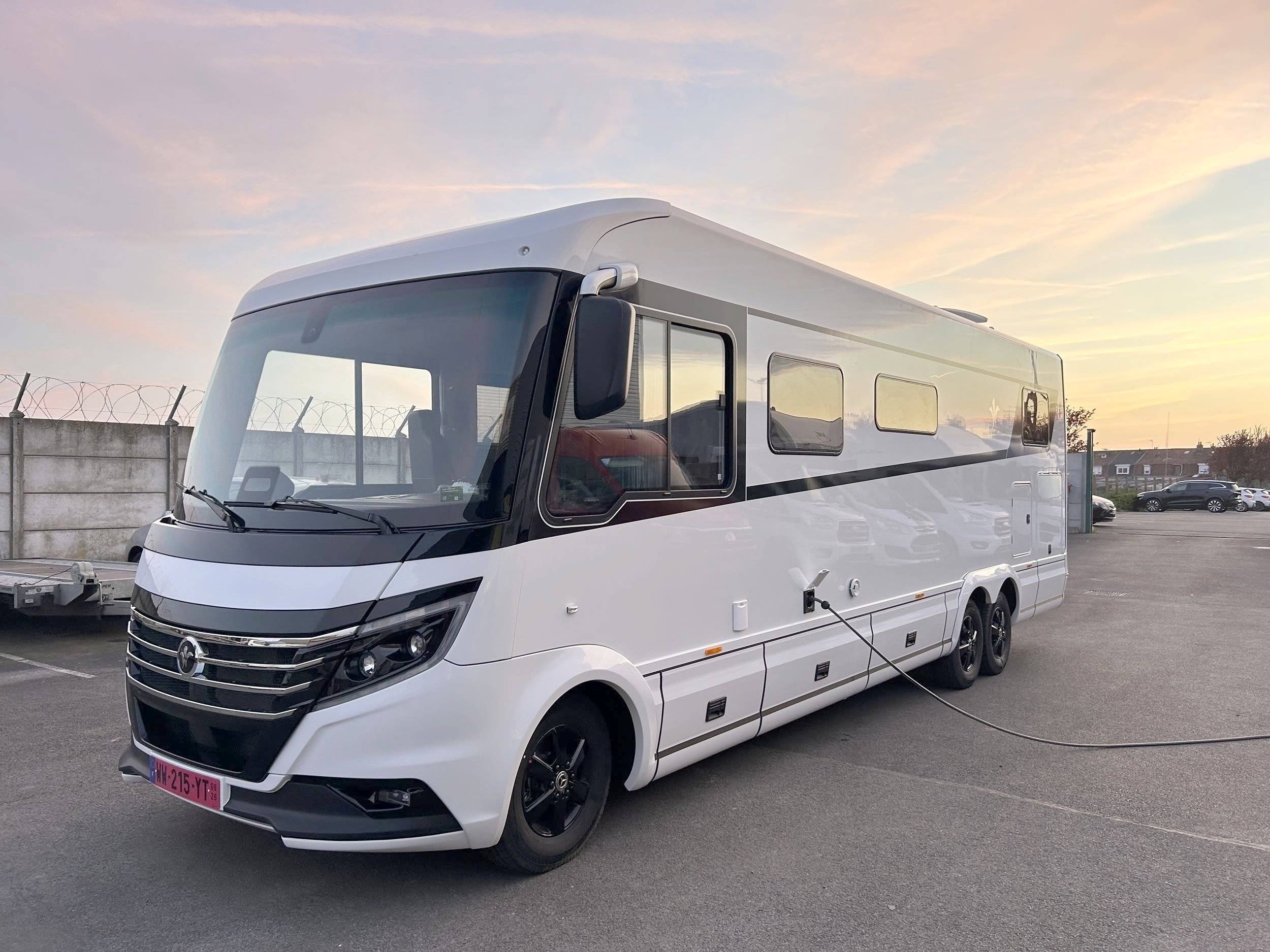 Vista del vehicle angle davanter Mercedes 2,15 l 163 ch - Yescapa