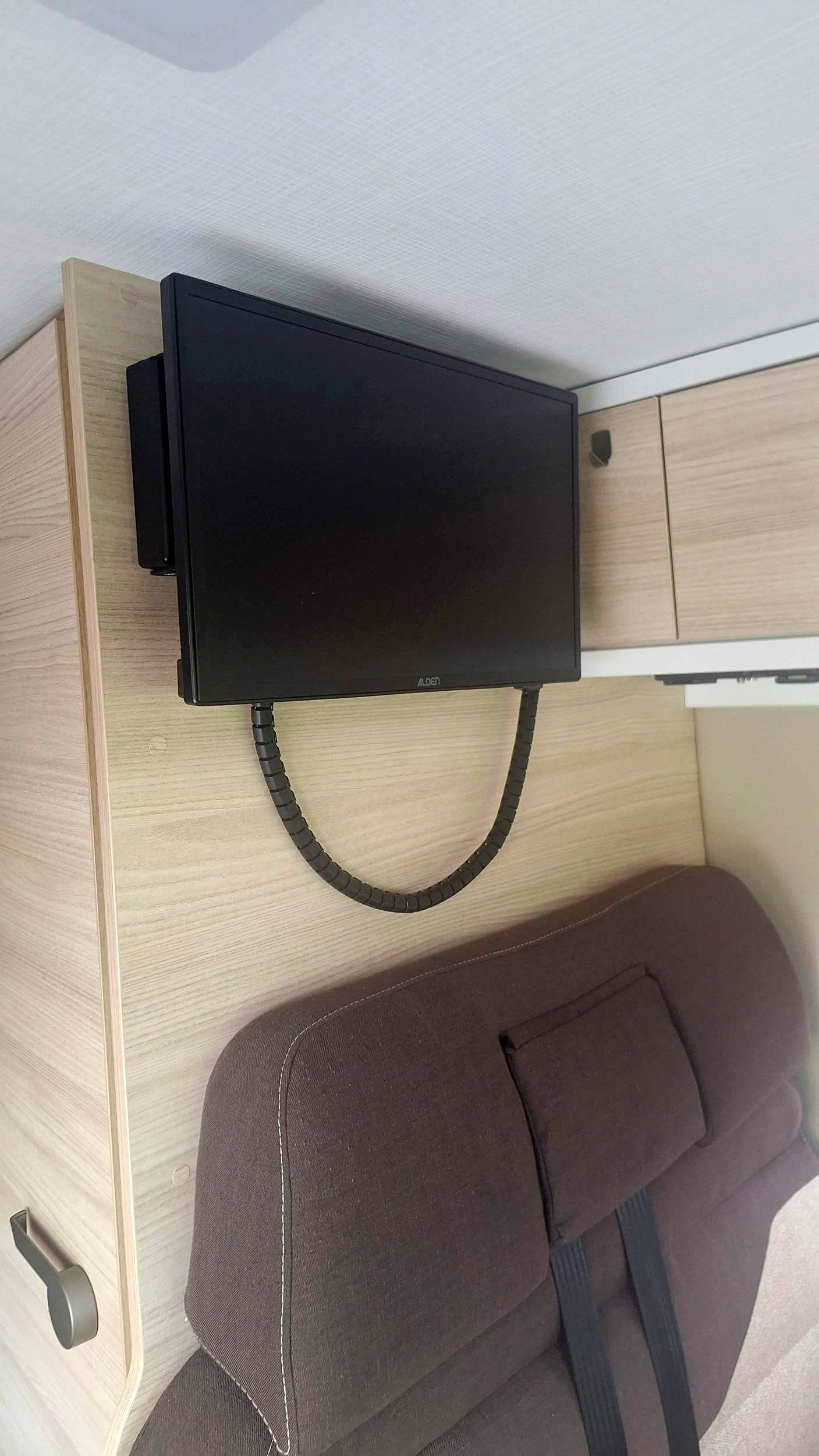 Chausson 594 first line