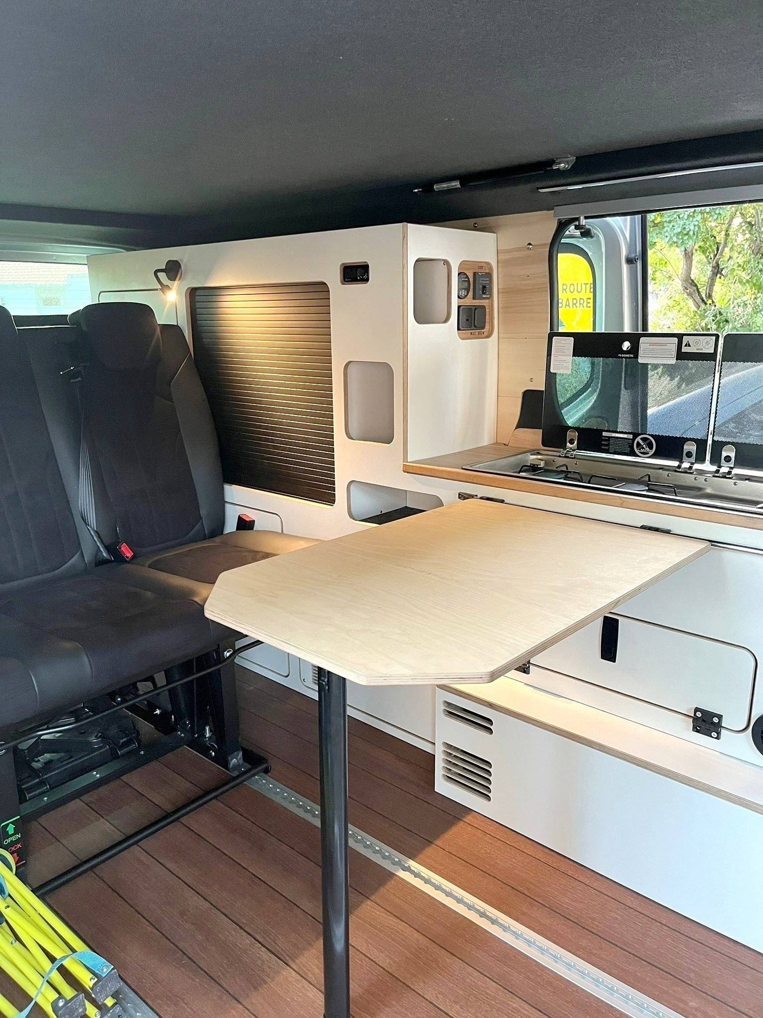 Dining Area Renault RENAULT TRAFIC III 2L 150cv - Yescapa