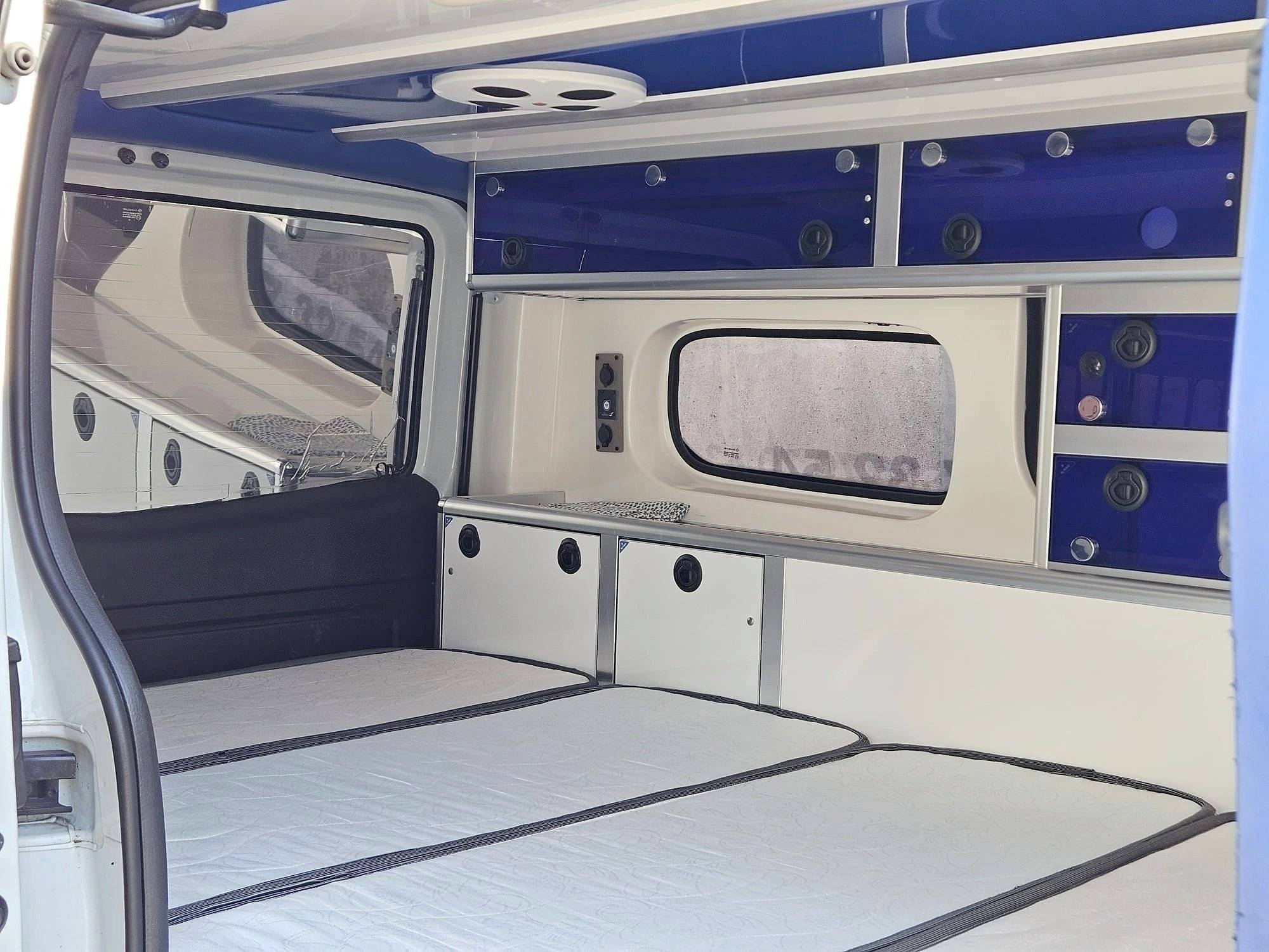 Plazas en cama Renault Trafic L2H1 2 l 120 ch - Yescapa