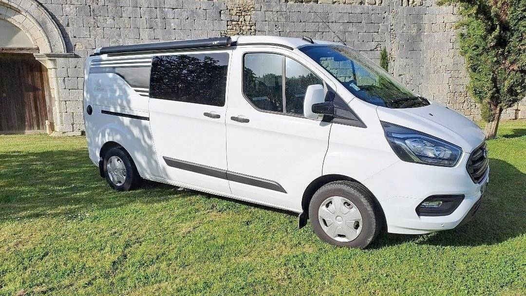 Vista de 3/4 Ford Custom 2,0 l 130 L2H1 - Yescapa