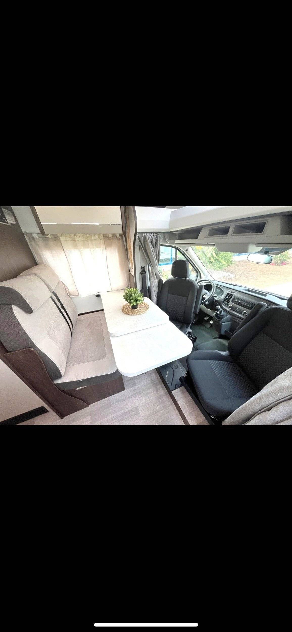 Dinette Ford Transit 2,0 l 115 ch - Yescapa