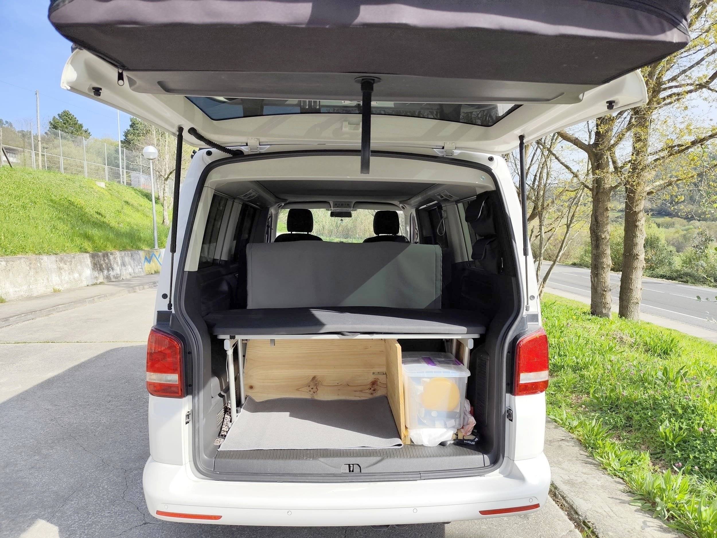 Berth Volkswagen T5 2,0 l 102 ch - Yescapa