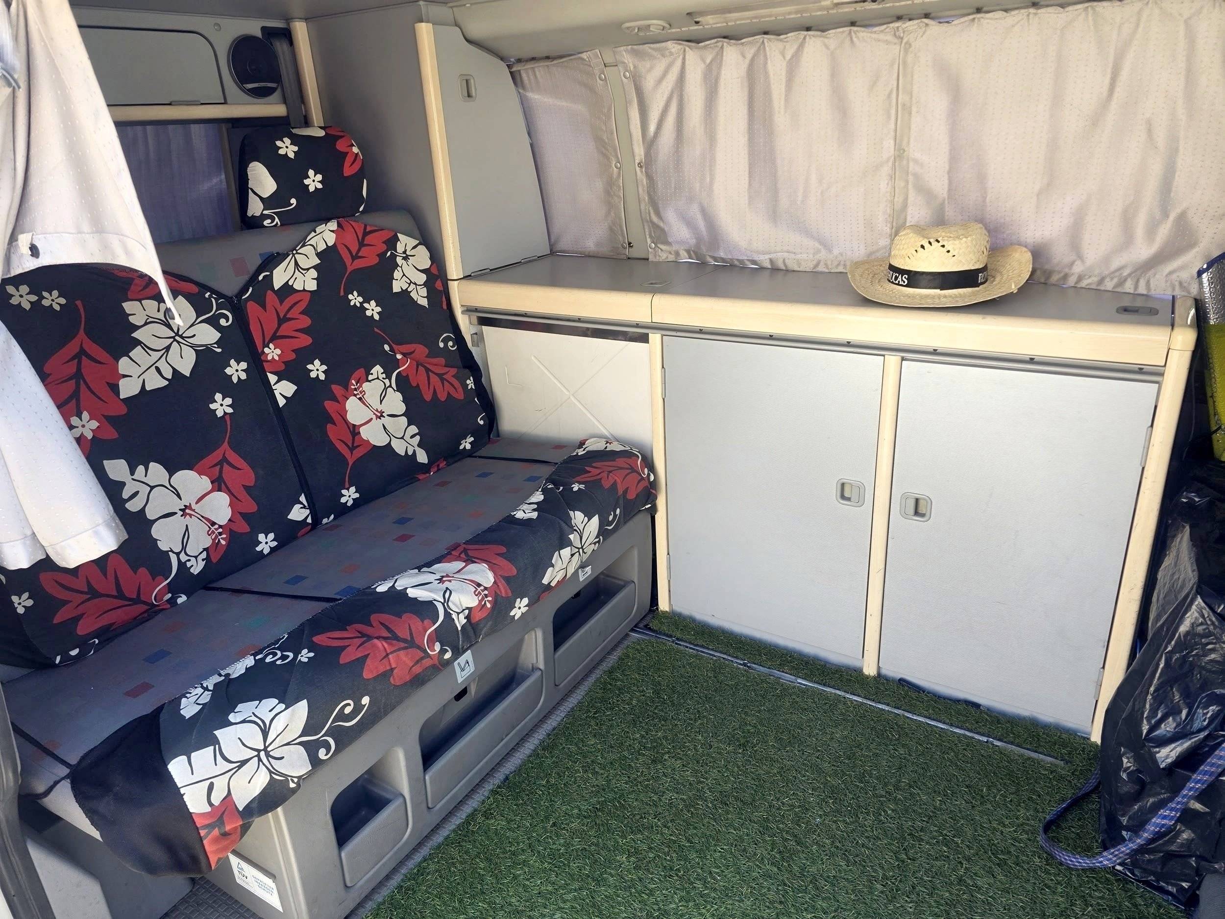 Comedor Volkswagen California T4 2.5 TDI 102cv - Yescapa