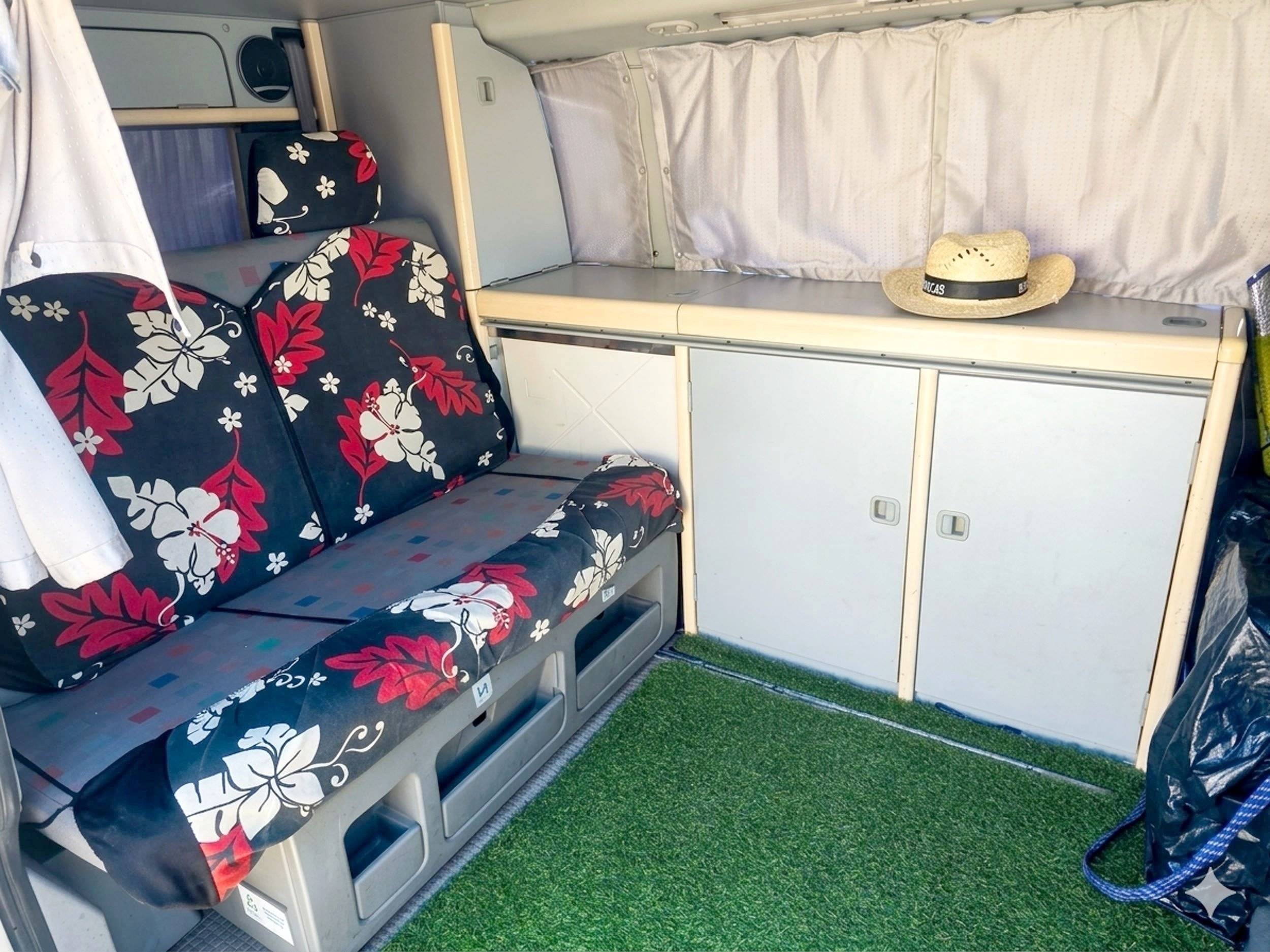 Dining Area Volkswagen California T4 2.5 TDI 102cv - Yescapa