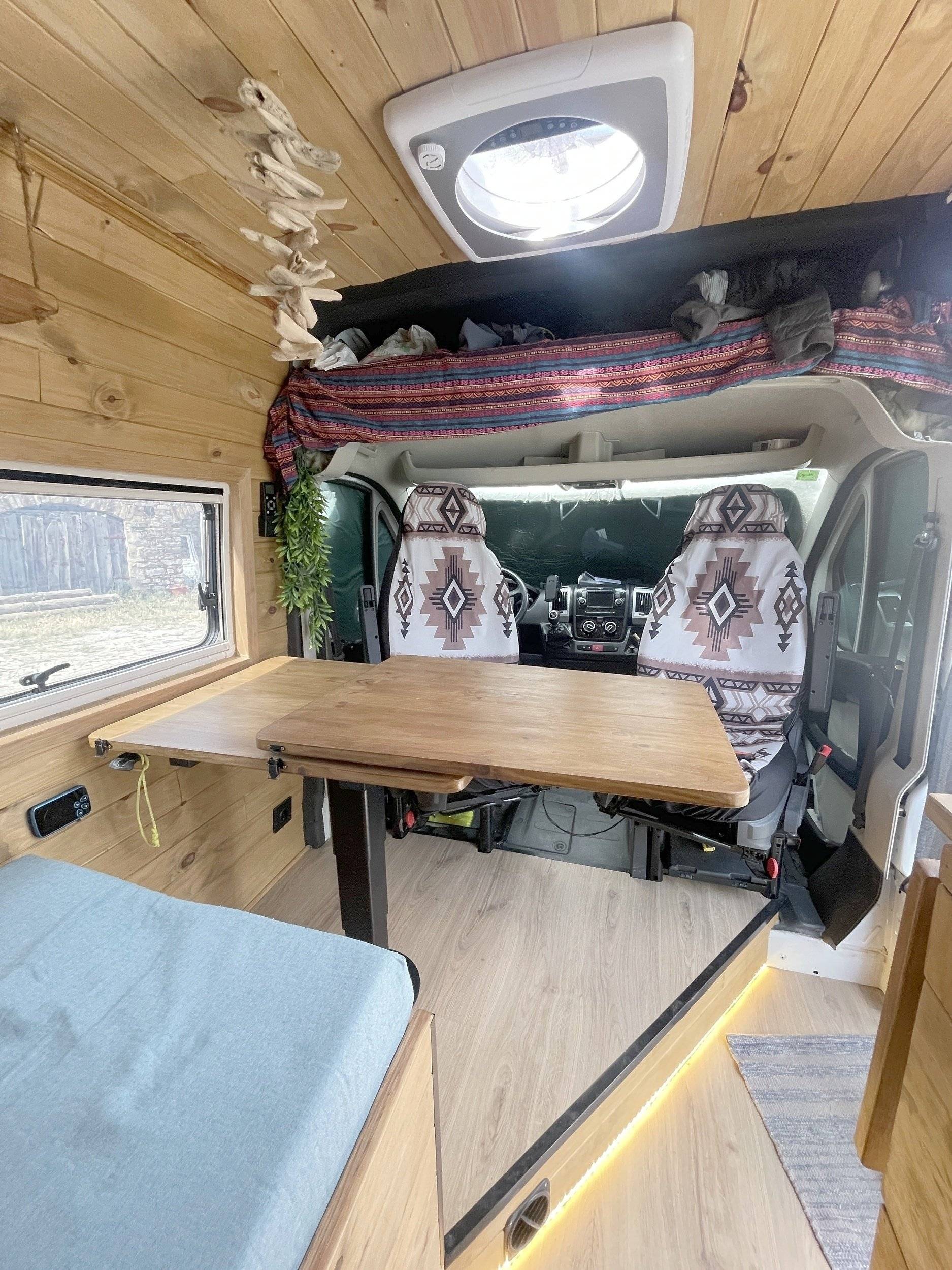 Dining Area Fiat Ducato 2,3 l 130 ch - Yescapa