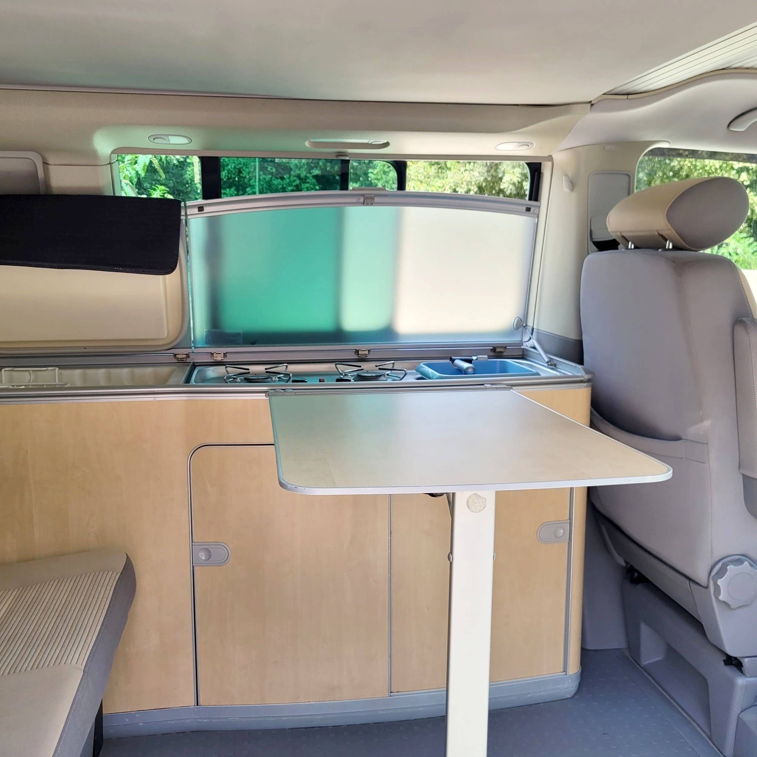 Dining Area Volkswagen California T5 - Yescapa