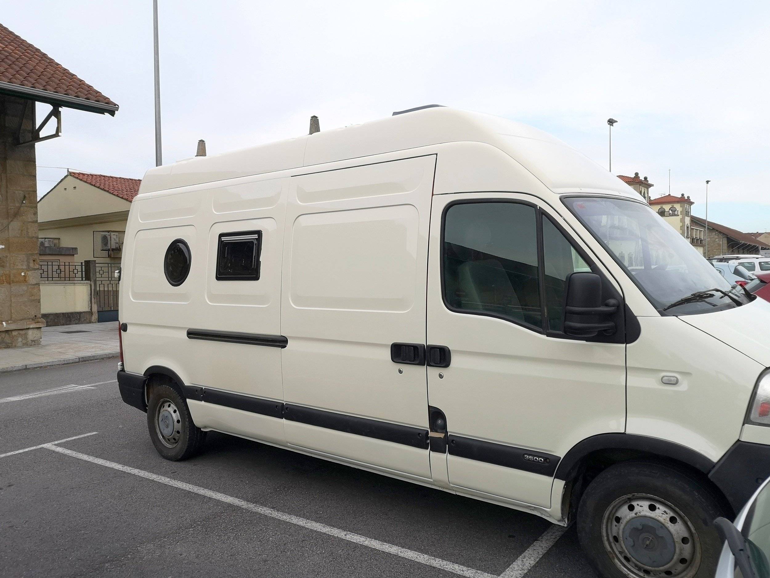 Vue avant de 3/4 Renault 3.0 Dci 140cv - Yescapa