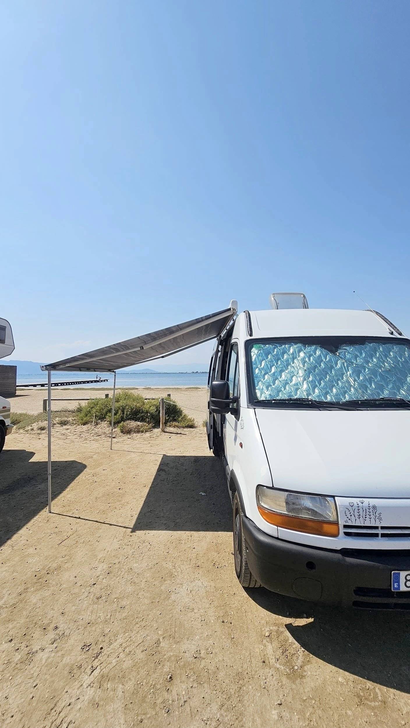Front view from 3/4 Renault Master 2,3 l 130 ch - Yescapa