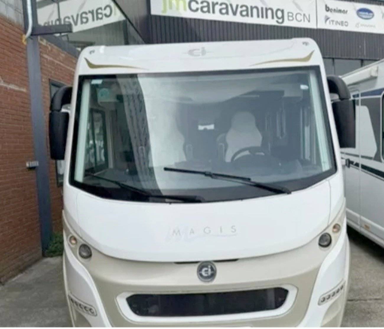 schräge Vorderansicht internation FIAT - Yescapa