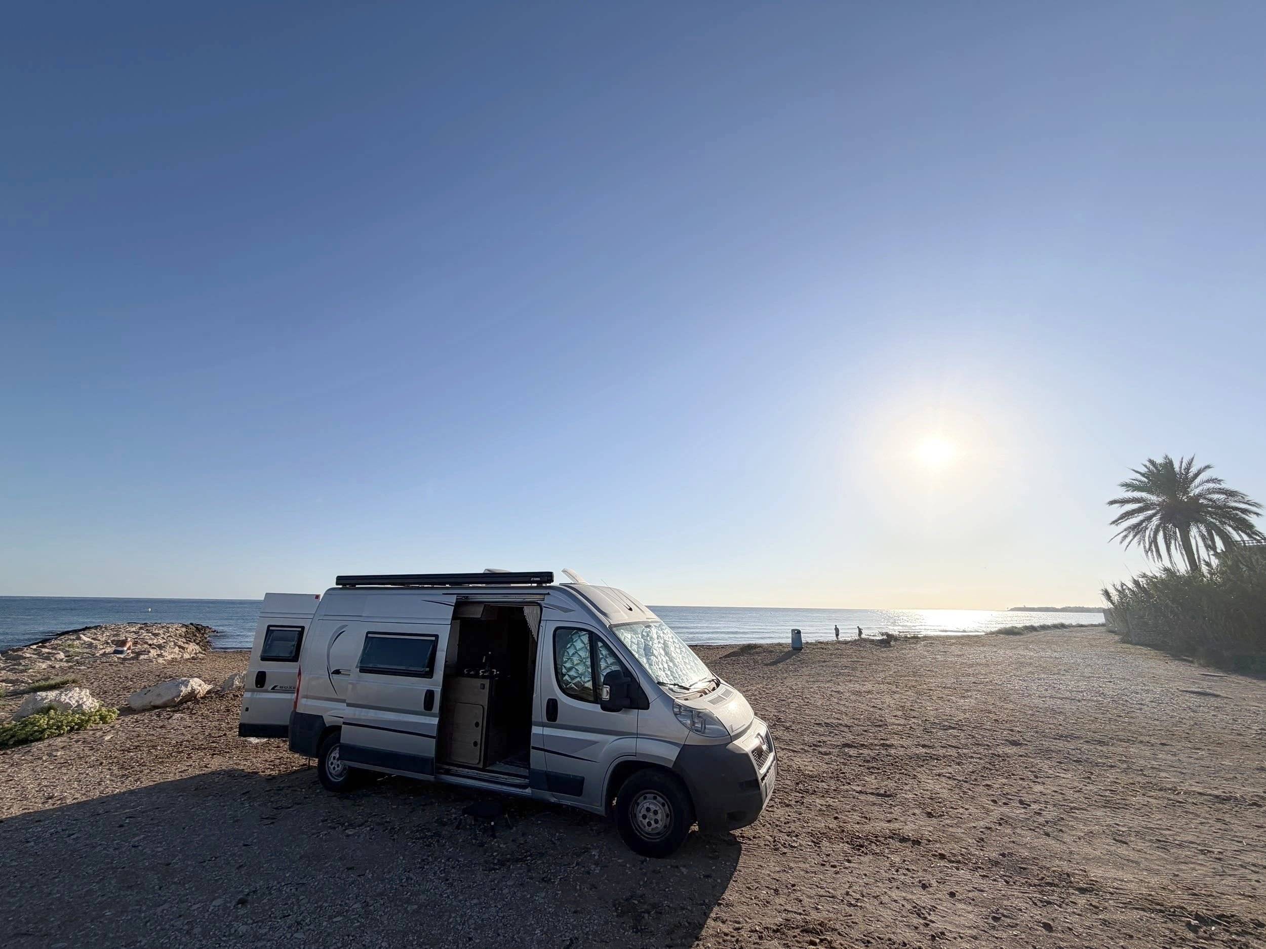 Vue avant de 3/4 Peugeot Boxer 2,2 l hdi 130 ch - Yescapa