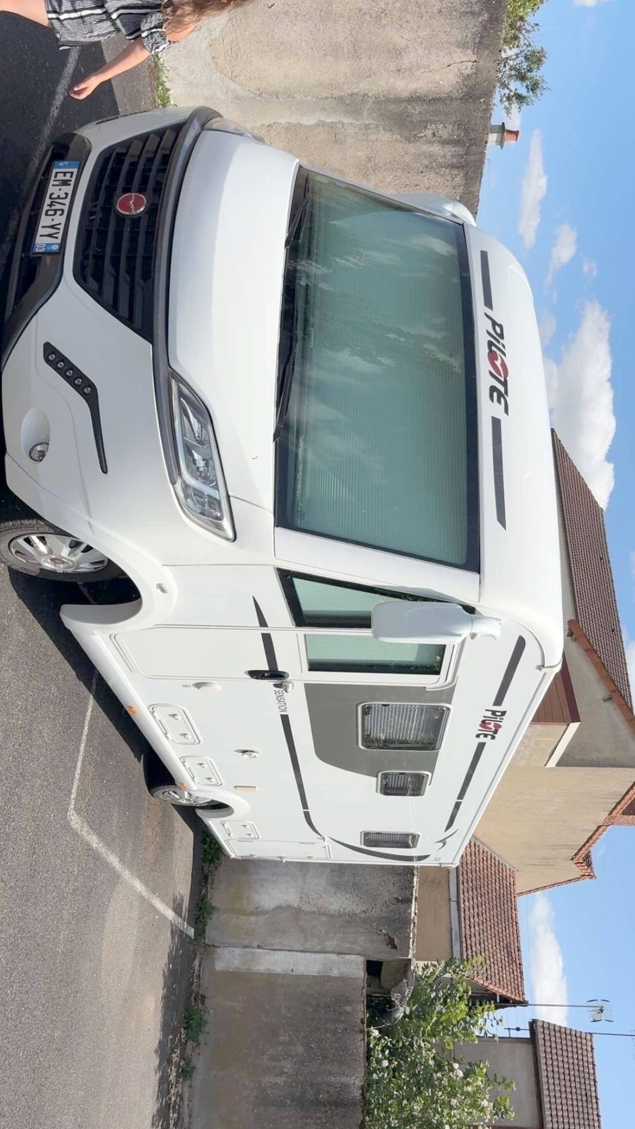 Vue avant de 3/4 Fiat Ducato 2,3 l 150 ch - Yescapa