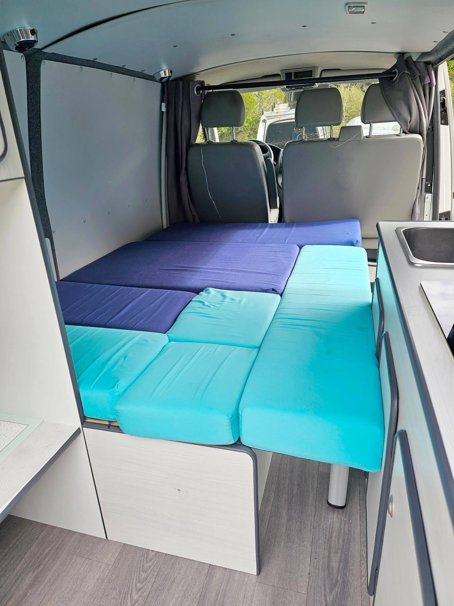 Berth Volkswagen T5 2 l 102 ch - Yescapa