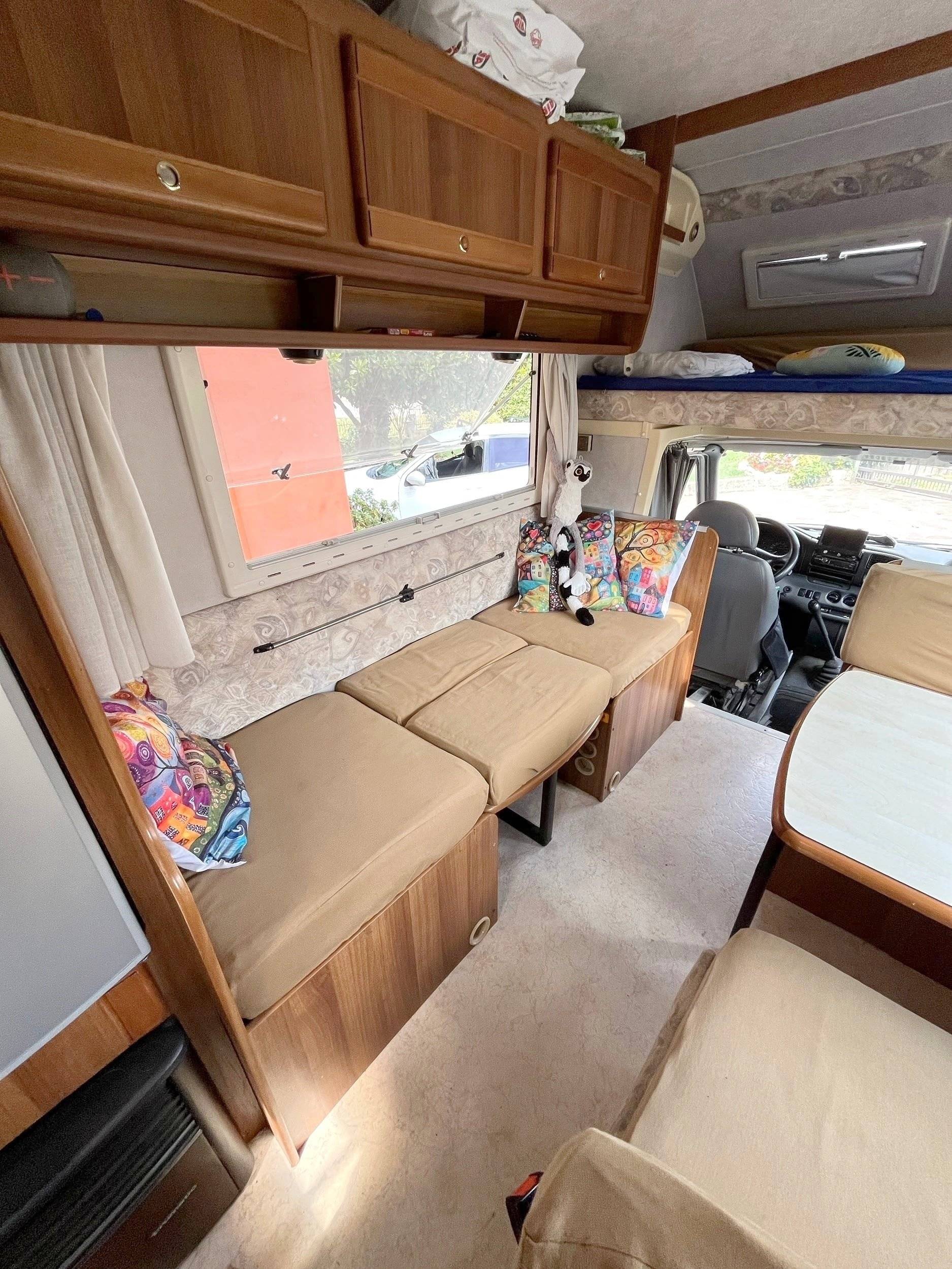 Plazas en cama Ford transit 2.5TD - Yescapa
