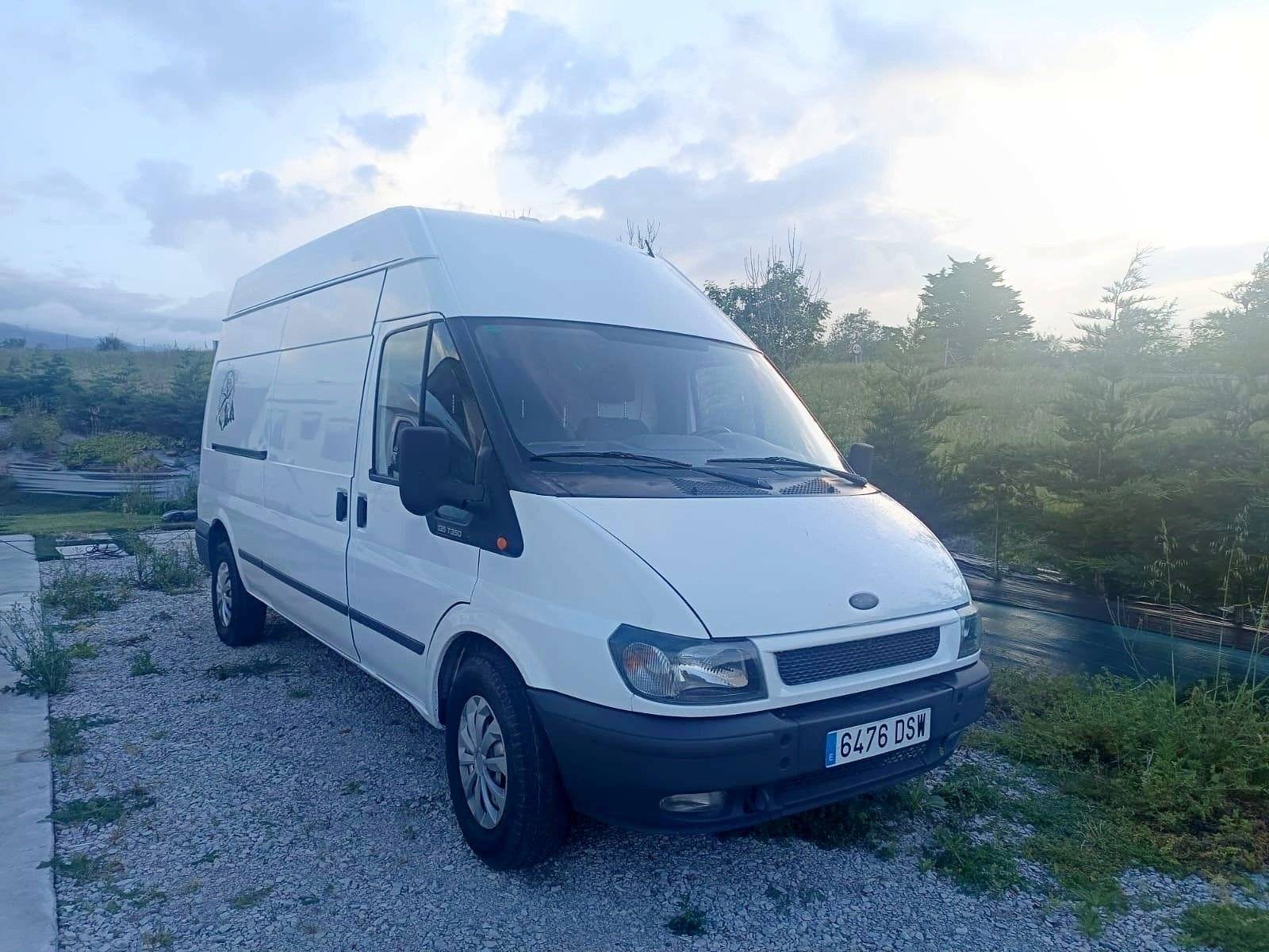 Vista frontale a ¾ Ford Transit 135 T350 - Yescapa