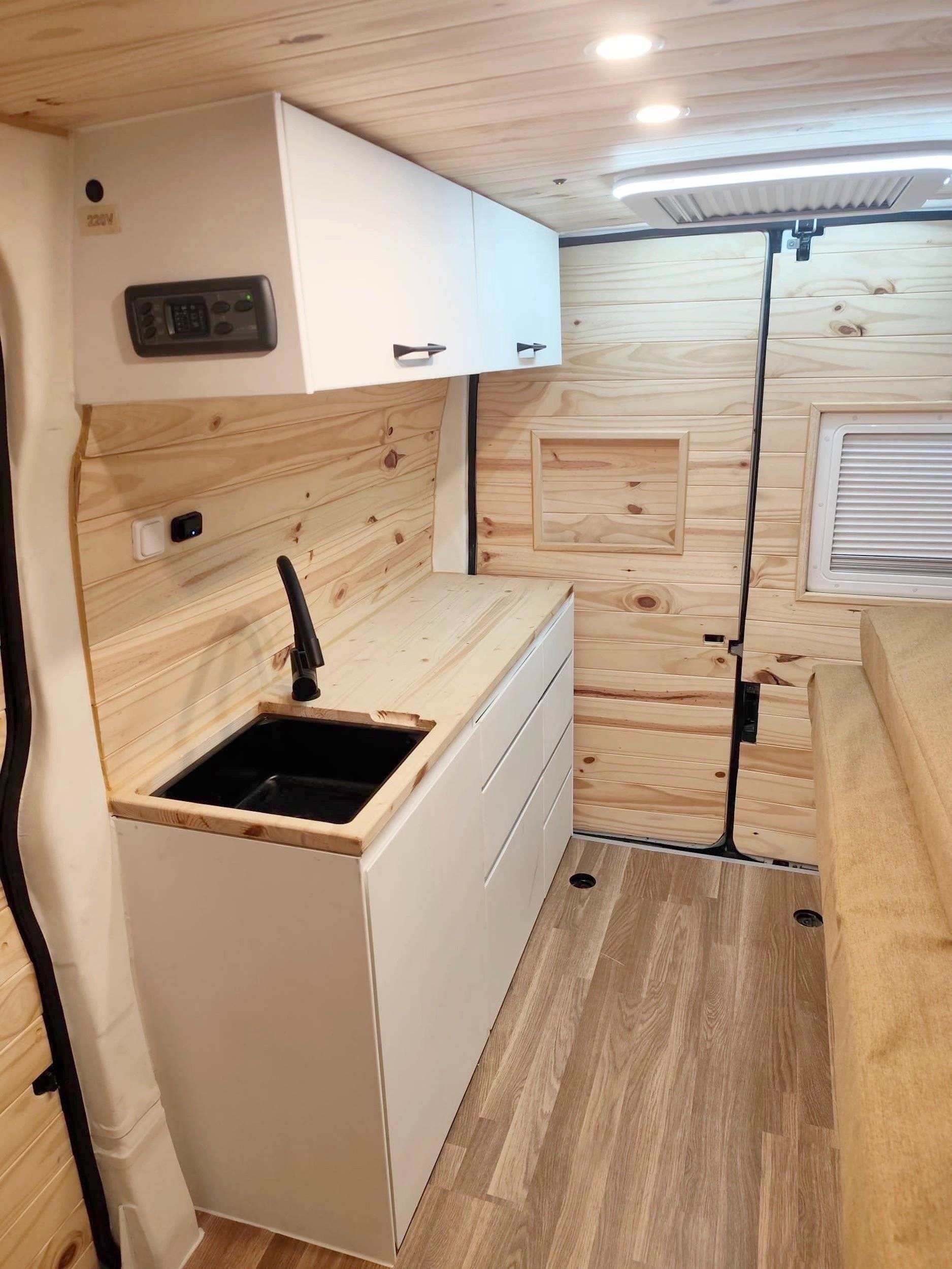 Menjador Ford Transit - Yescapa