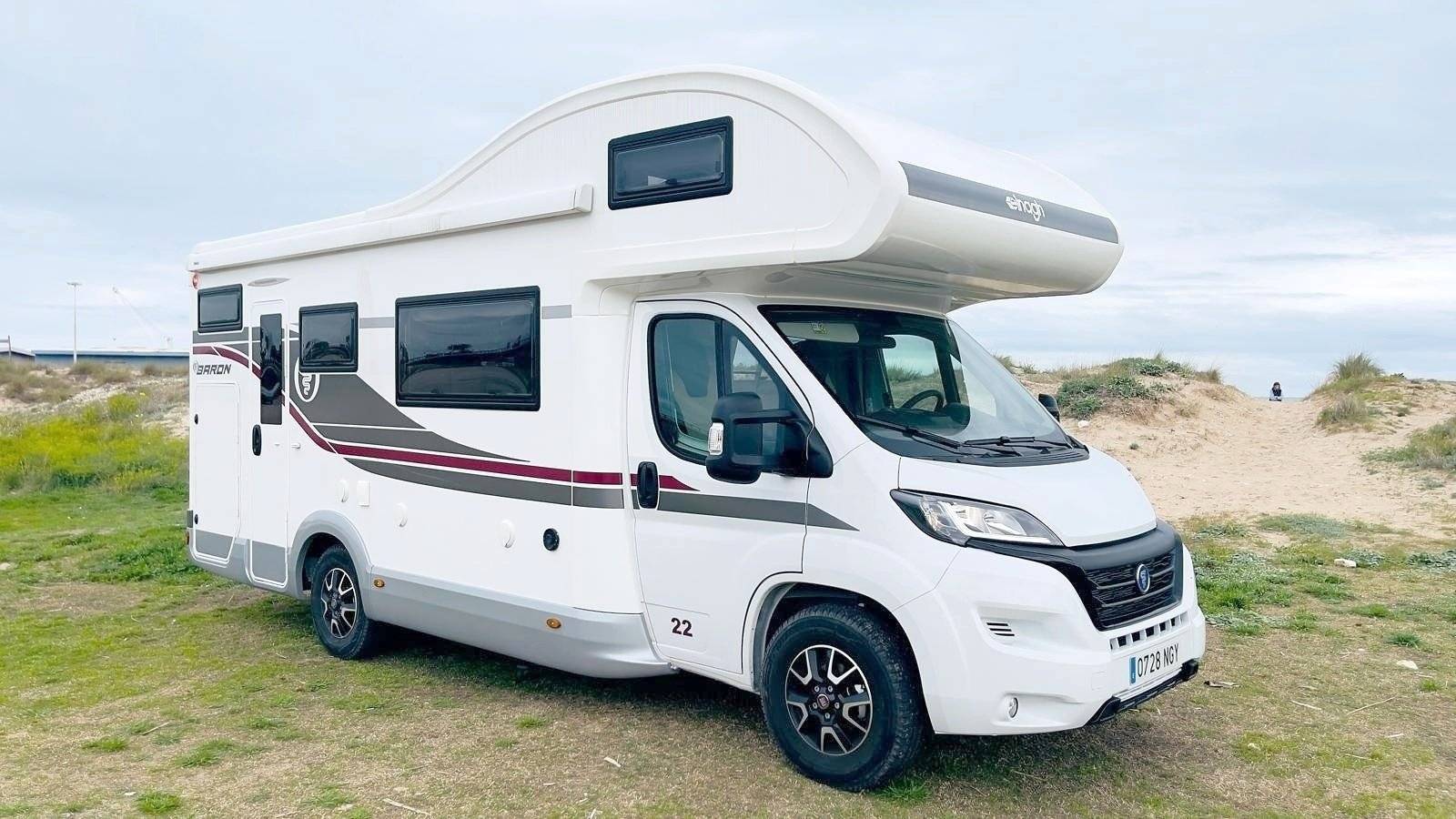 schräge Vorderansicht Fiat Ducato 2.3l 140cv ad blue - Yescapa