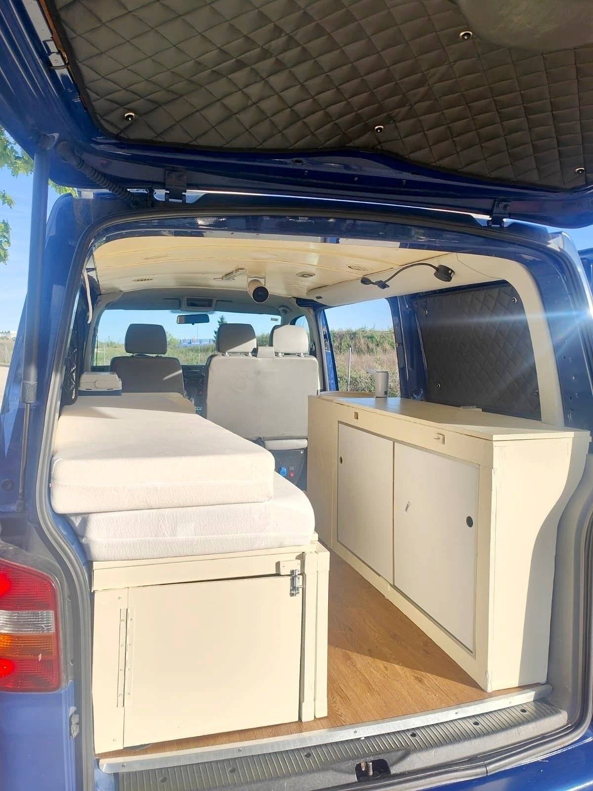 Dining Area Volkswagen T5 1,9 l 102 ch - Yescapa