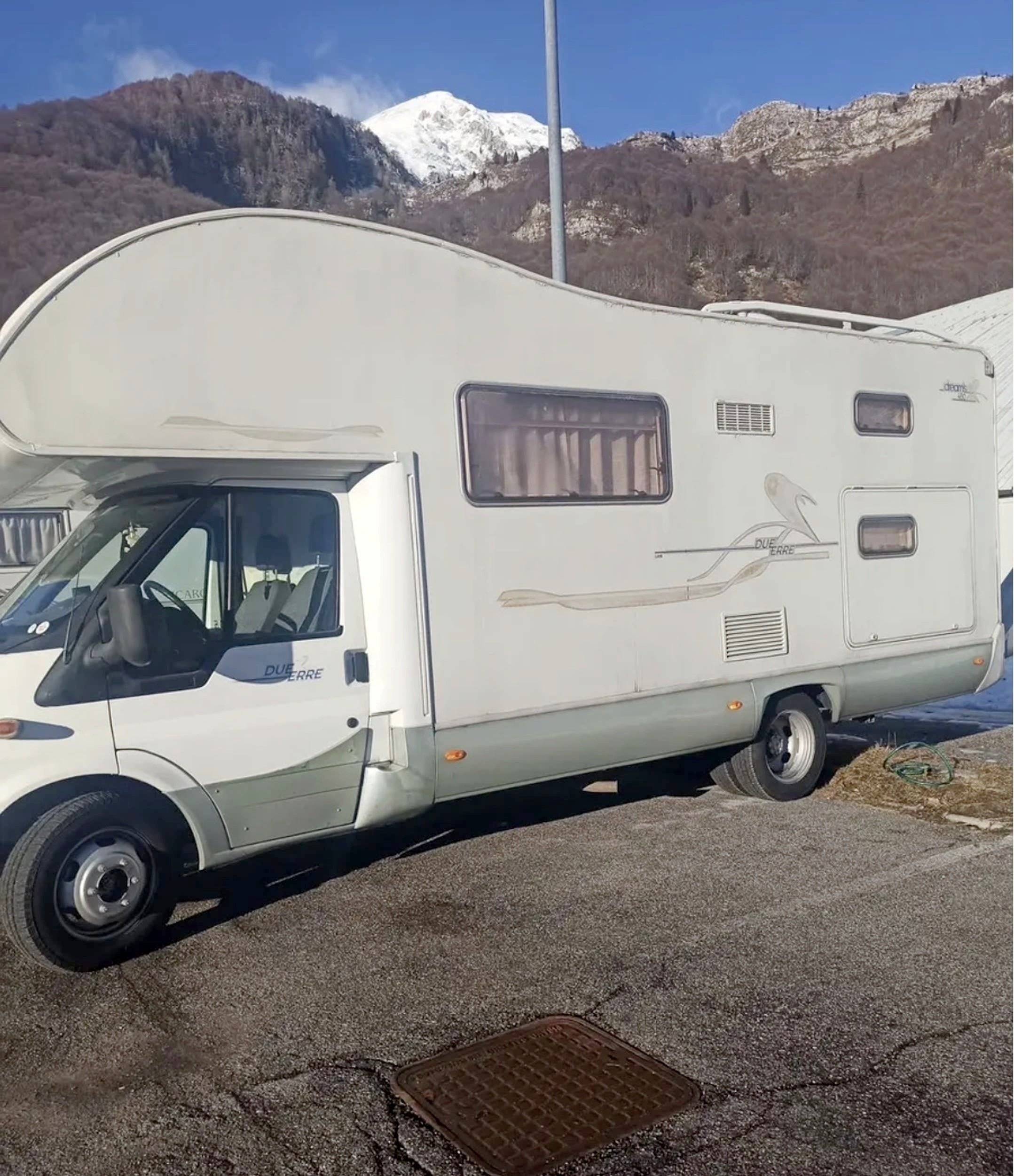 Vista frontale a ¾ Ford Transit 2,4 l TDCi 125 ch. - Yescapa