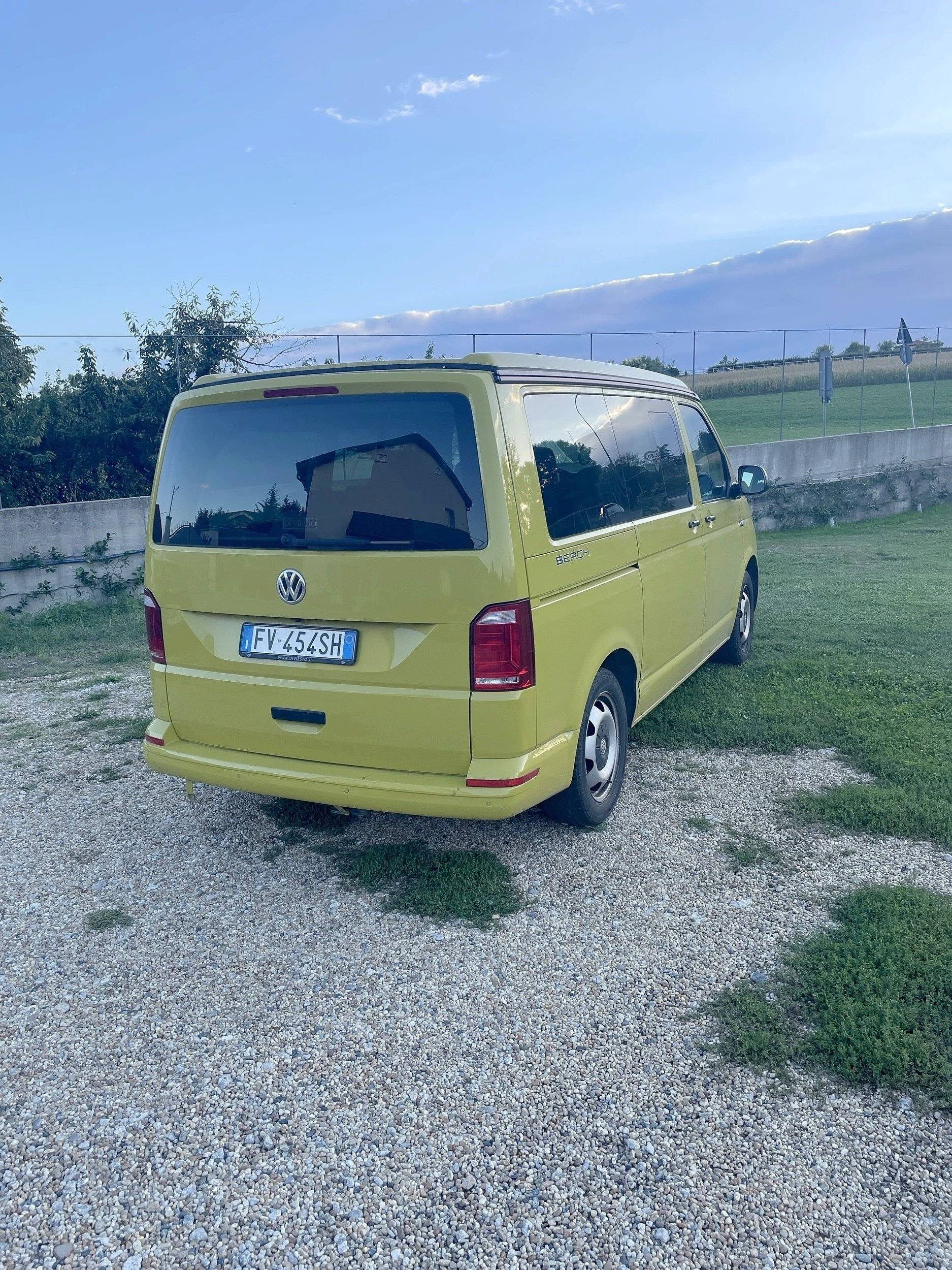 Vista parte trasera del vehículo Volkswagen California - Yescapa
