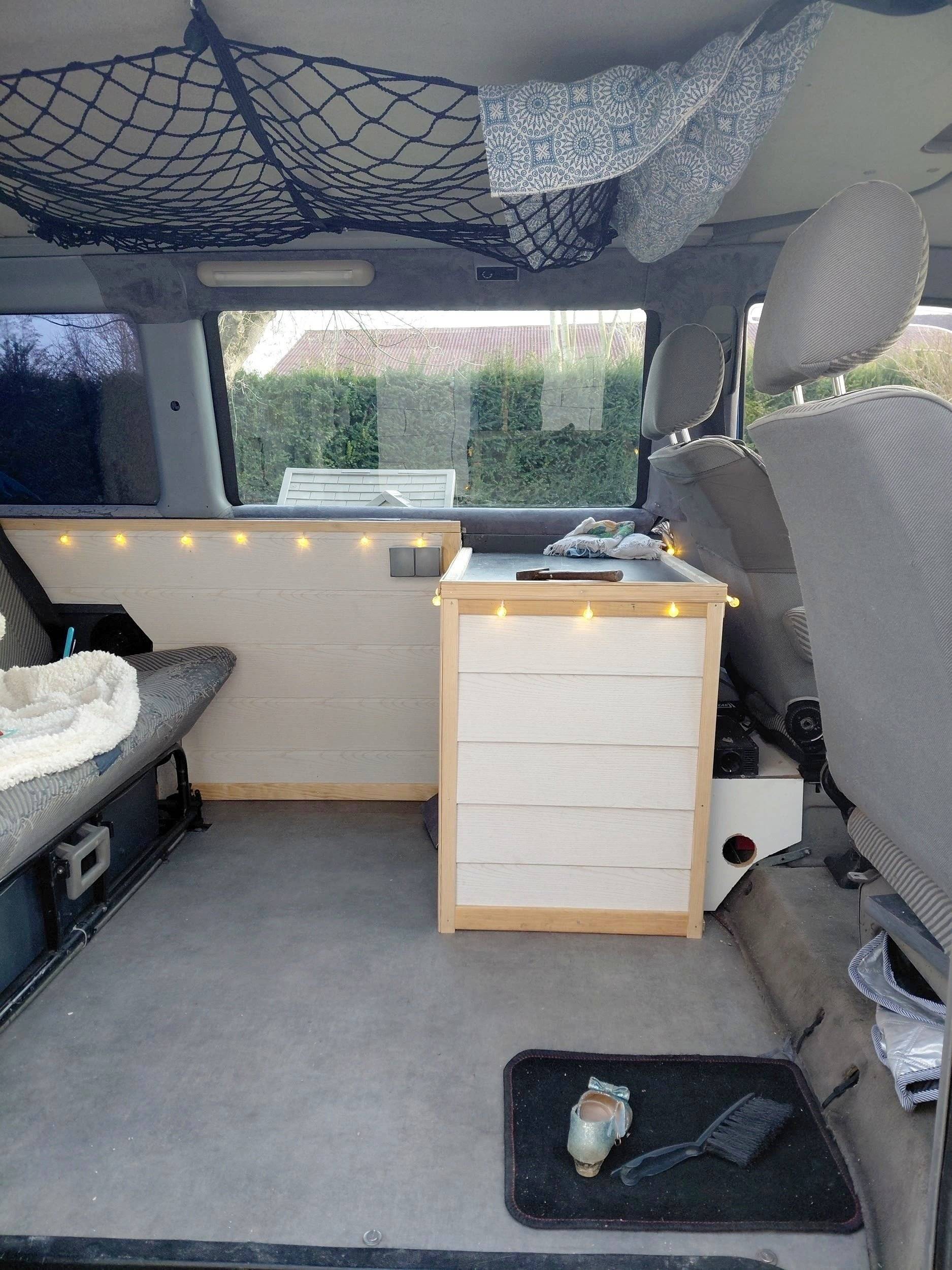 Dining Area Volkswagen Transporter T4 Multivan - Yescapa