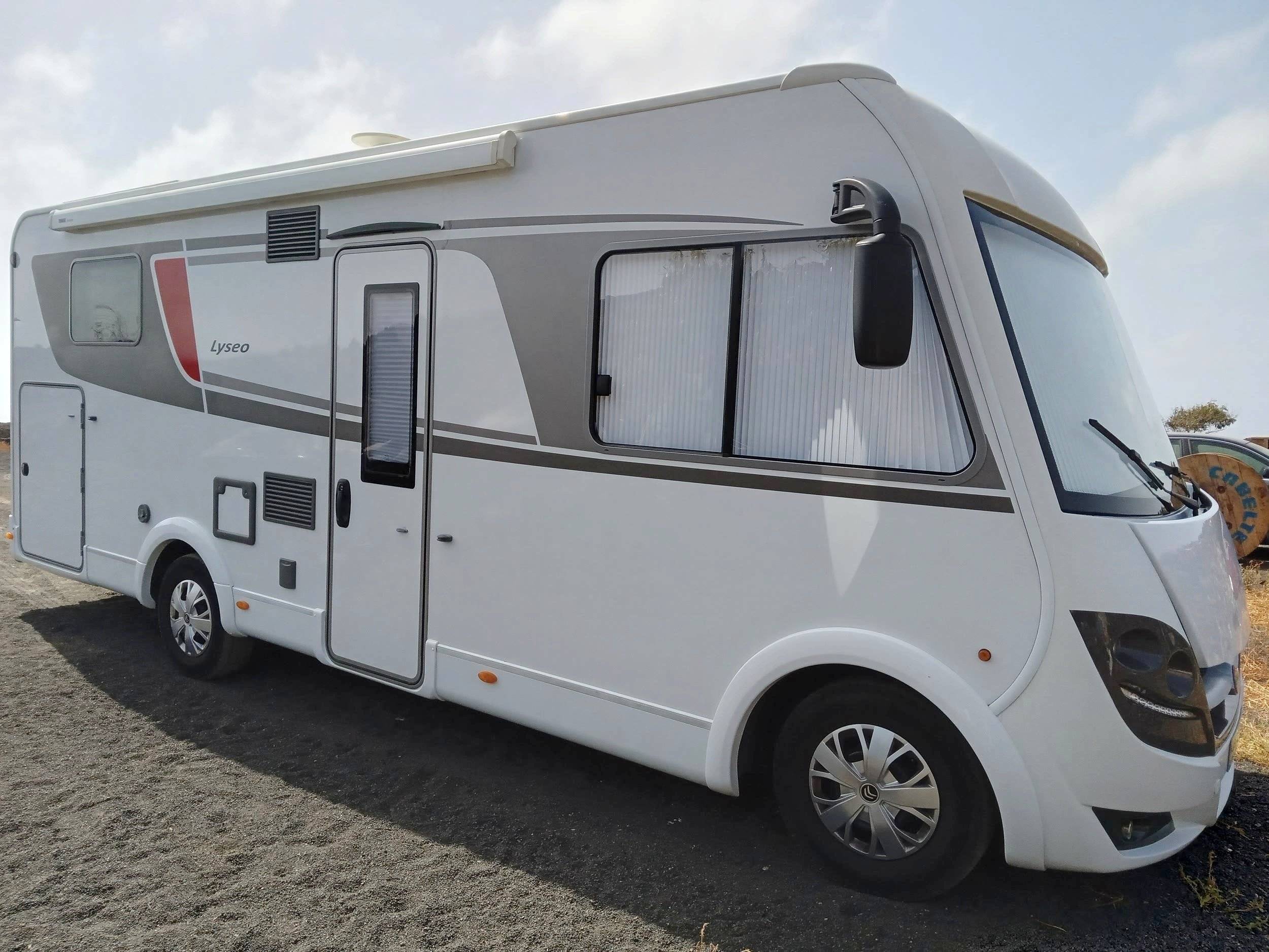 Voorkant 3/4  - Yescapa