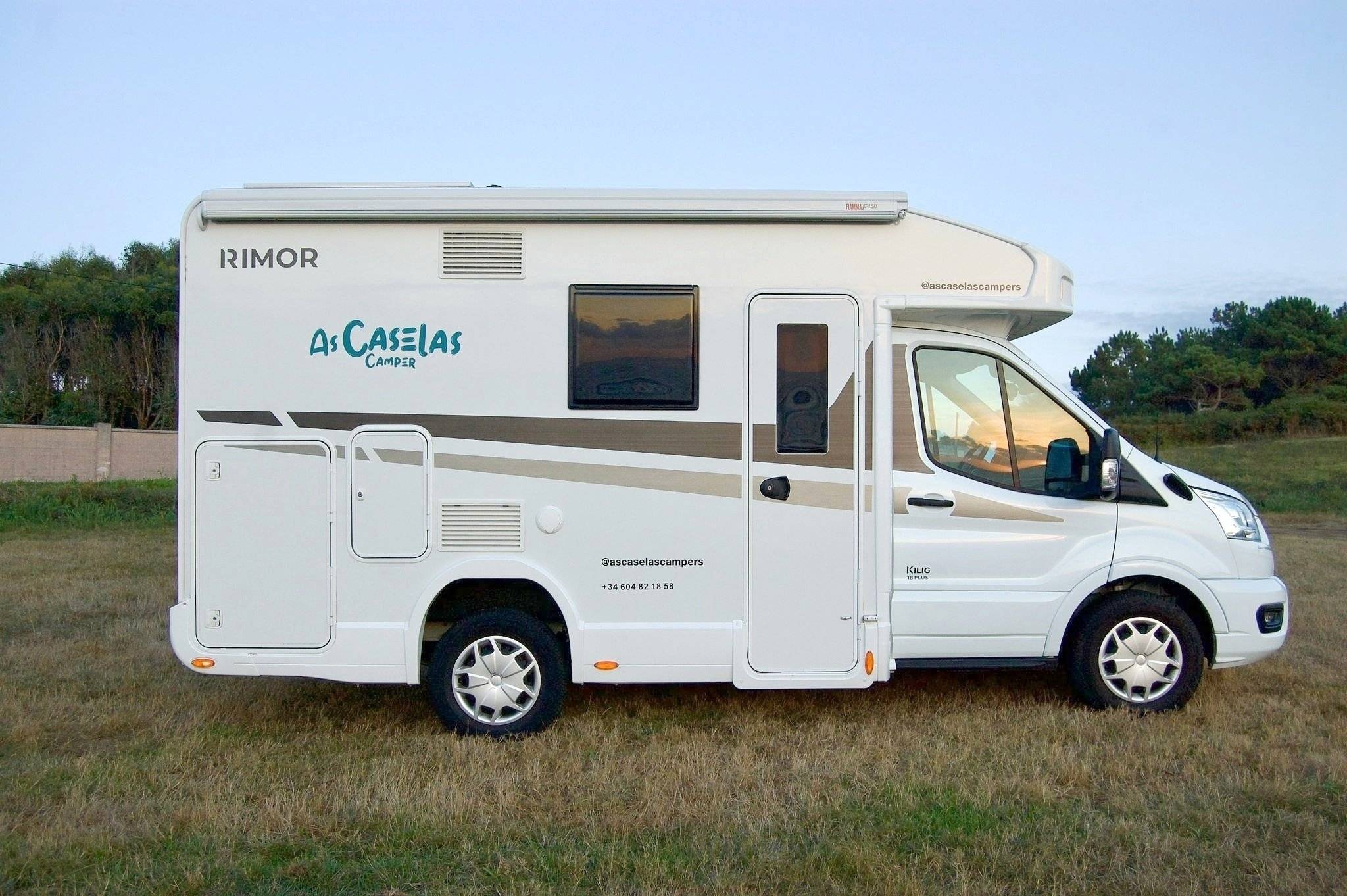 Vista del vehicle angle davanter Ford Transit 2,0 l 130 ch - Yescapa