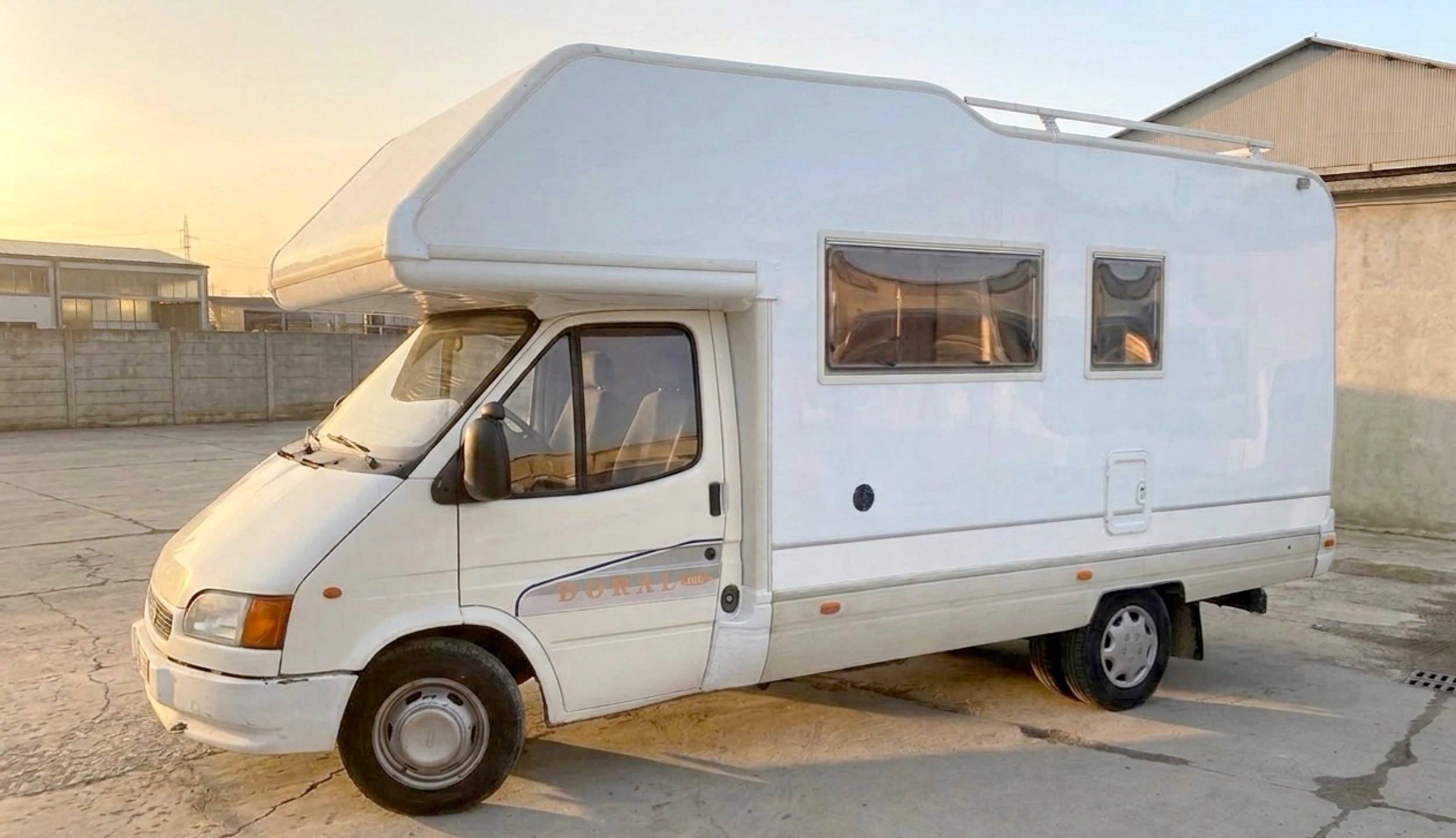 Vista del vehicle angle davanter Ford Transit - Yescapa