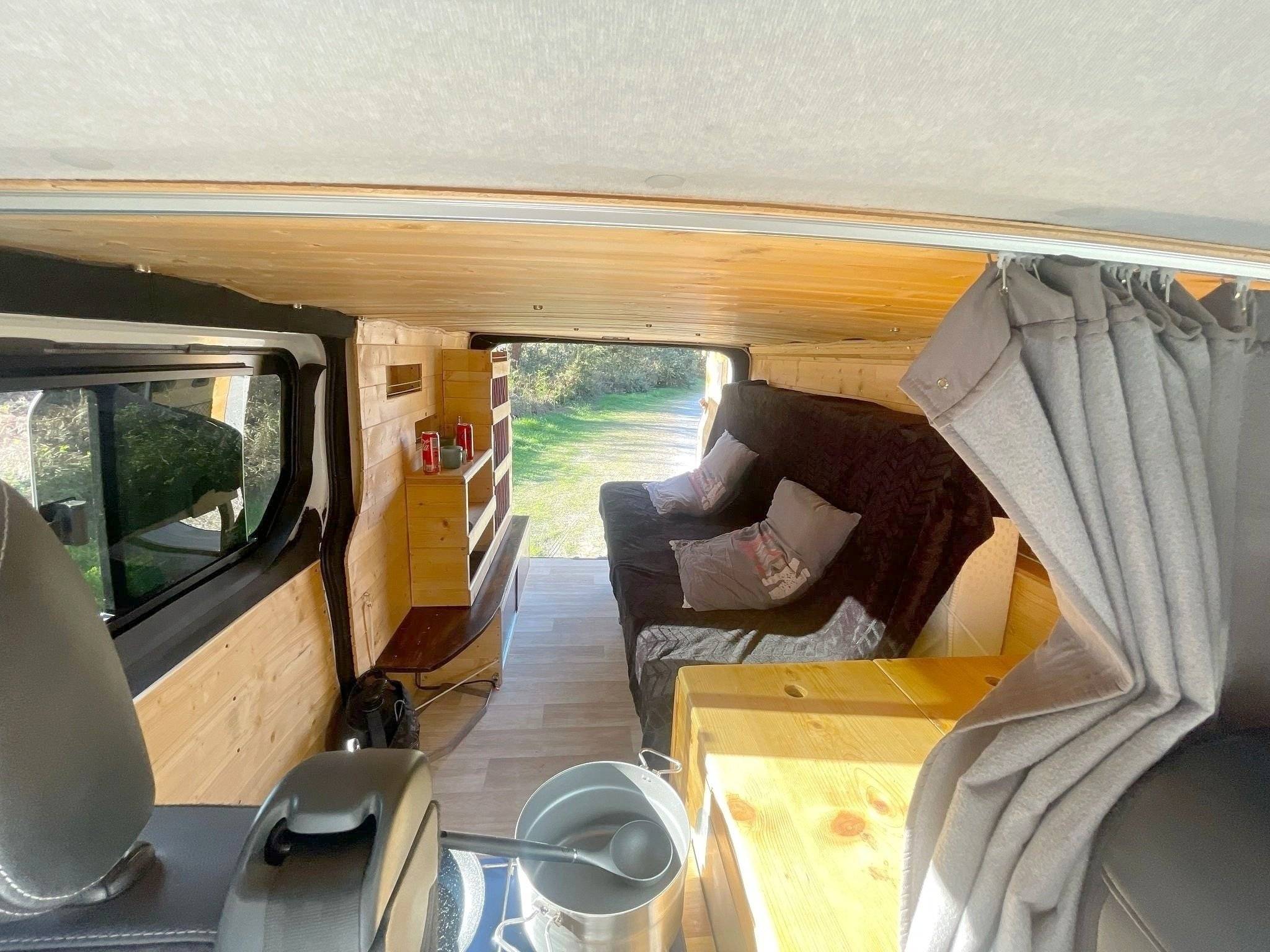 Dining Area Opel Vivaro - Yescapa