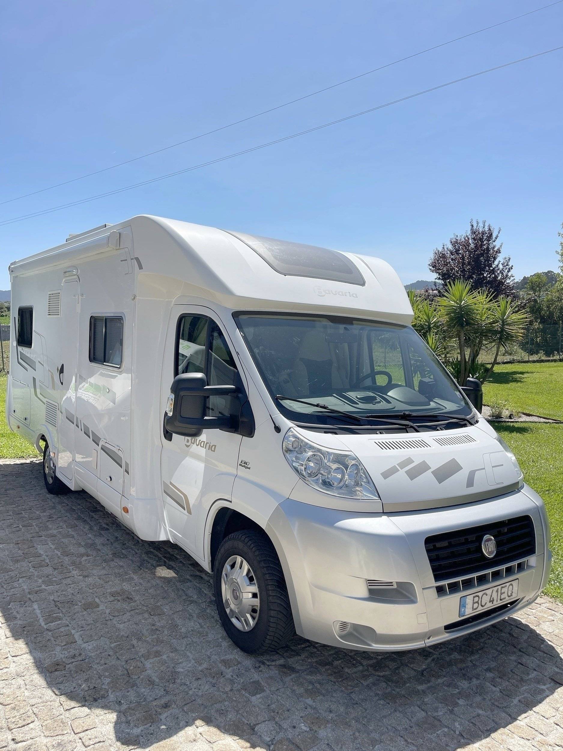 Vista frontale a ¾  - Yescapa