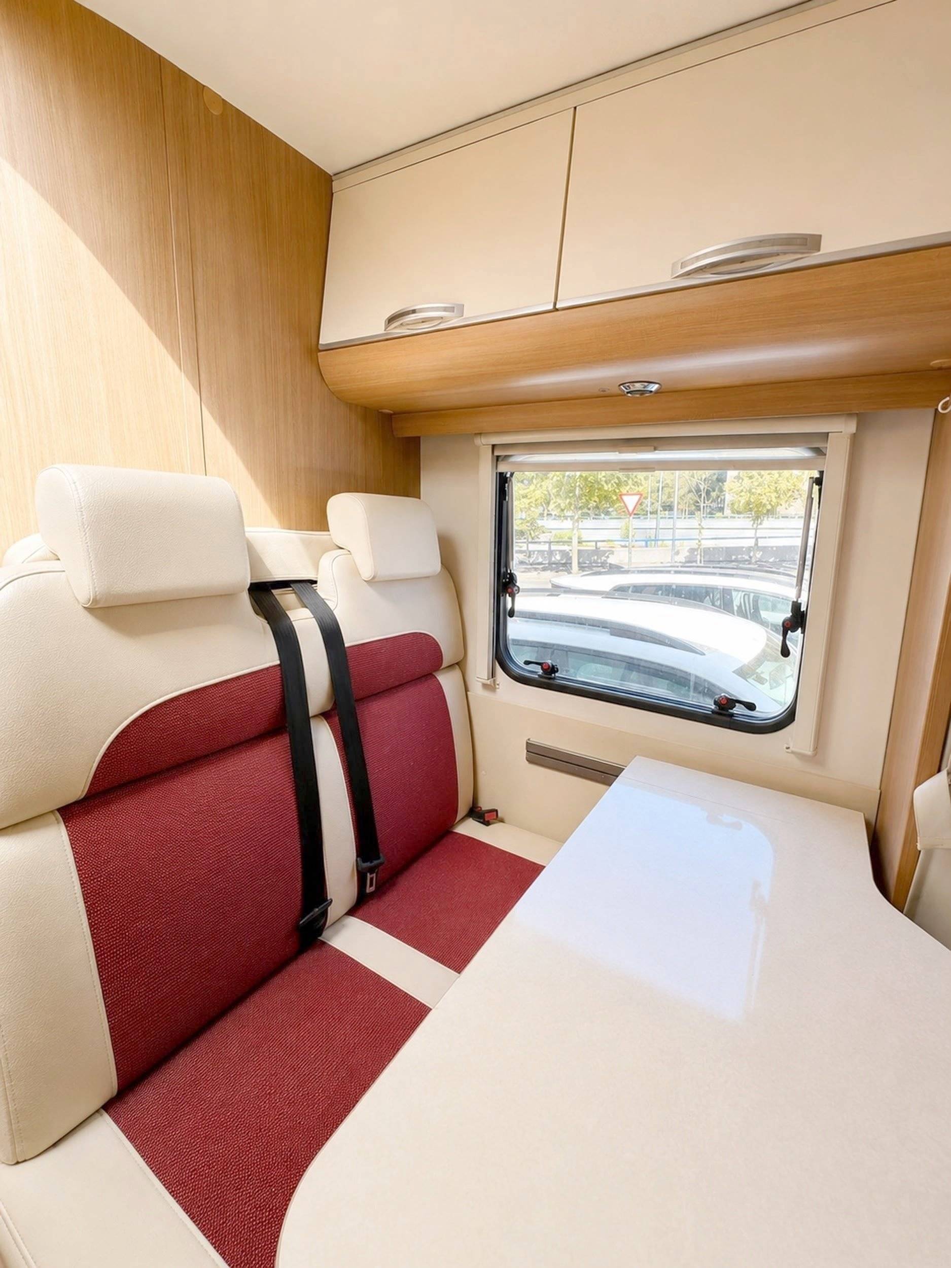 Dining Area Fiat Ducato 2,3 l Multijet 130 ch. - Yescapa