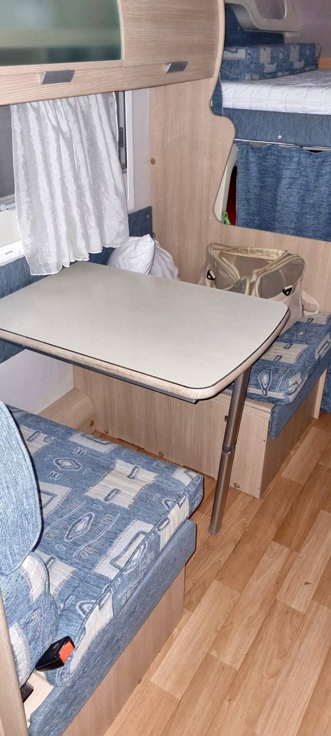 Dinette Ford Transit 2,4 l 140 ch - Yescapa