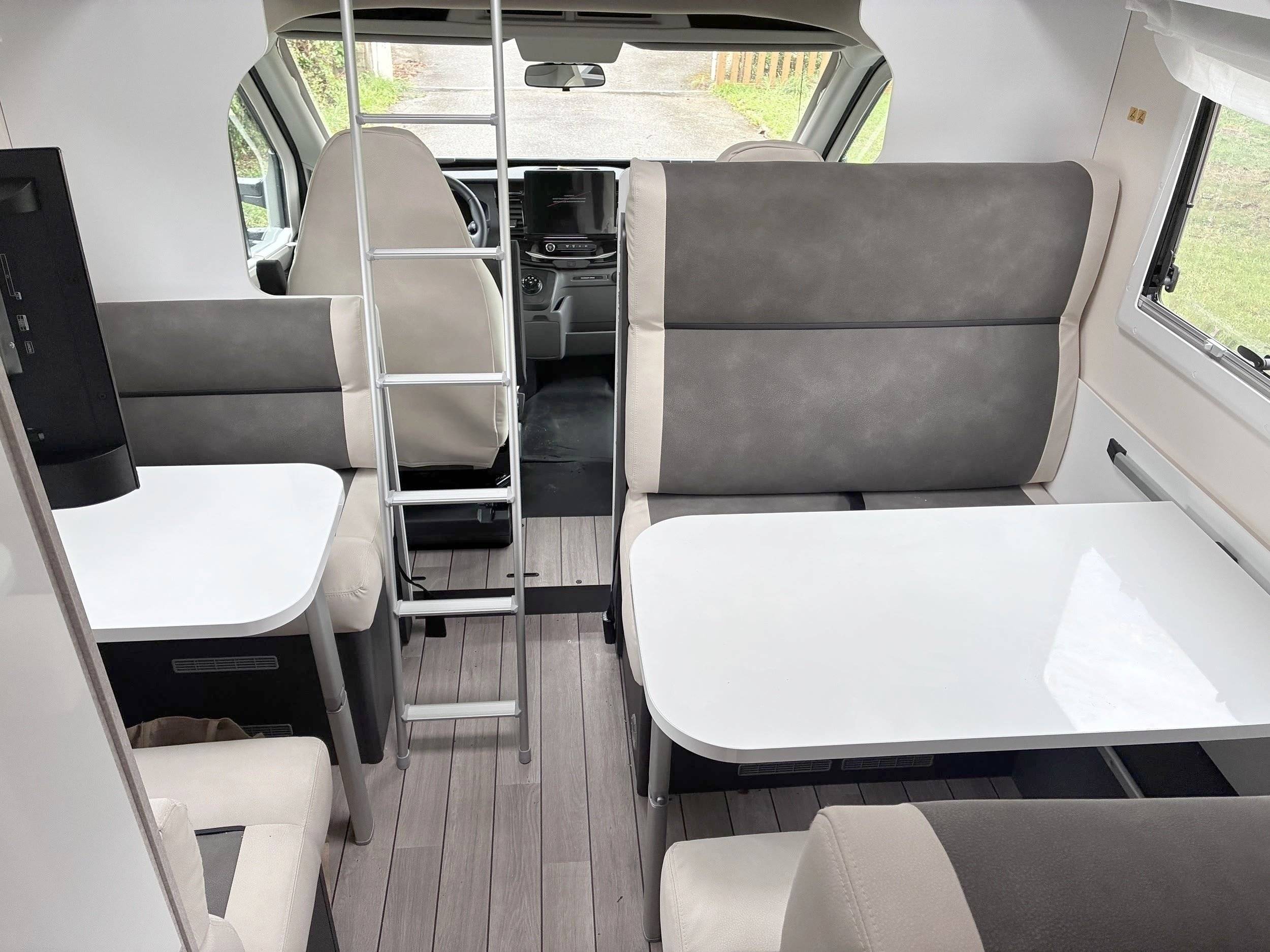 Dining Area Ford Transit 2,0 l 170 ch - Yescapa