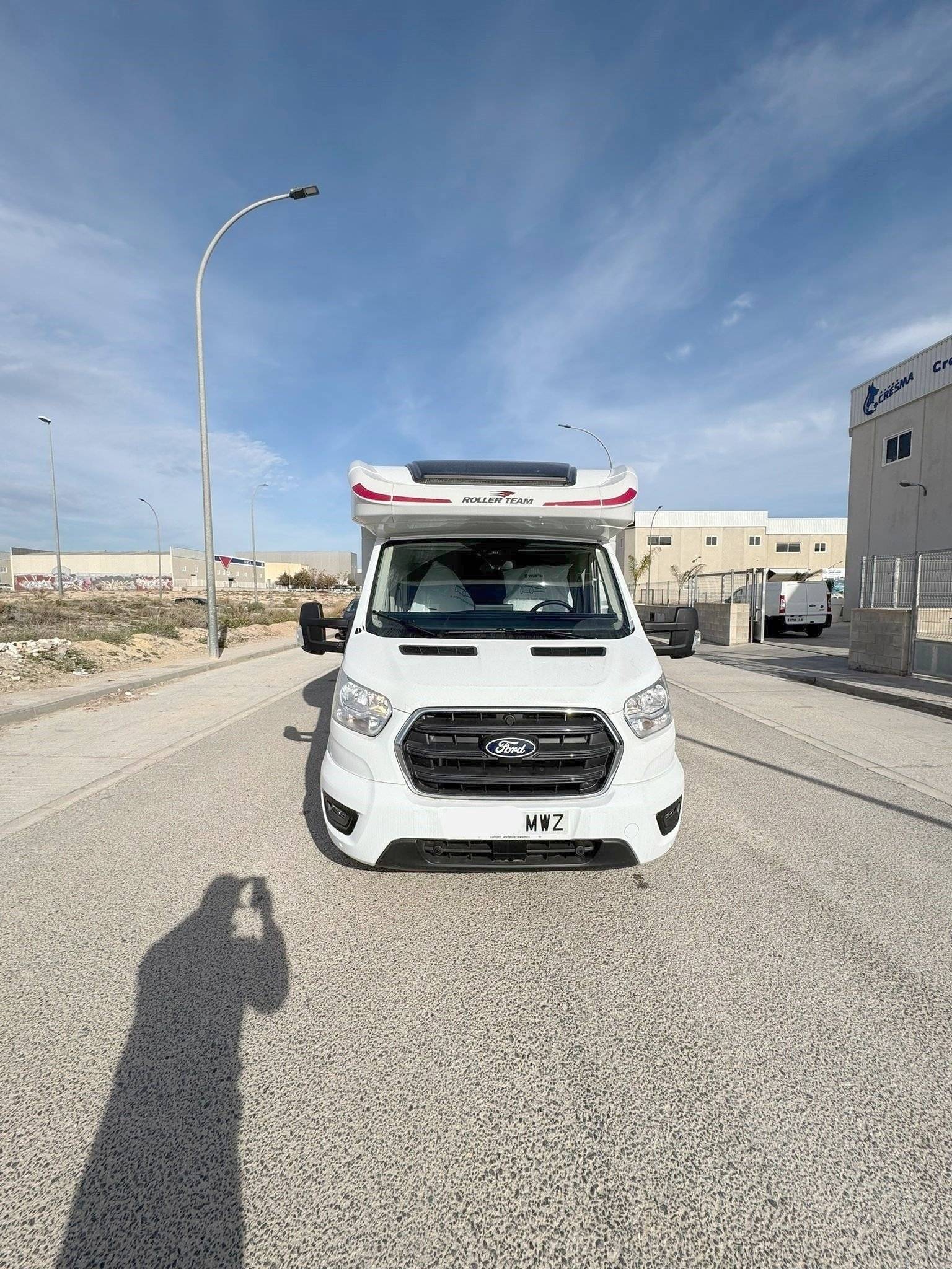schräge Vorderansicht Ford FORD Transit 2,0 170 ch - Euro 6 - Yescapa