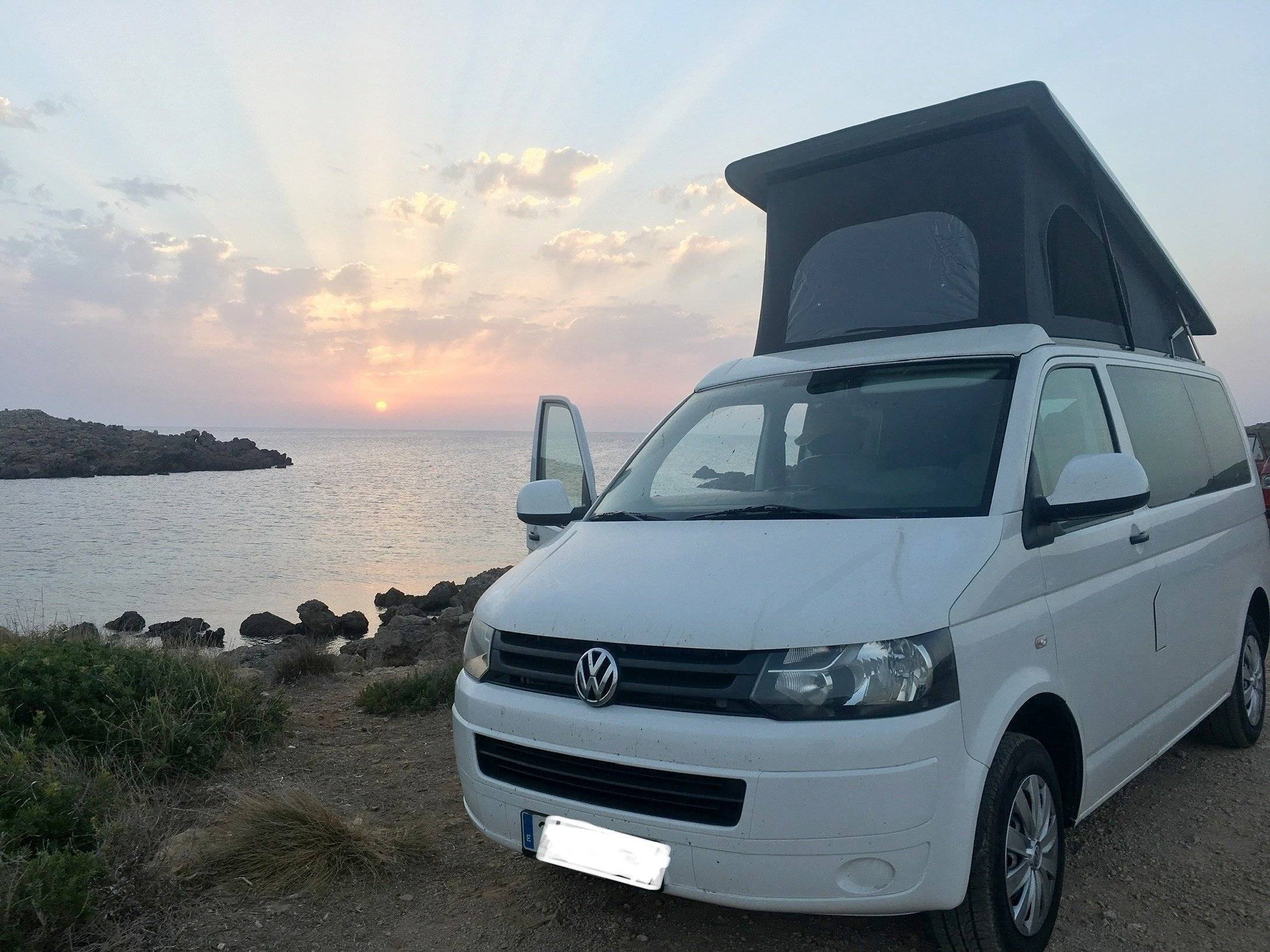 Front view from 3/4 Volkswagen T5 2,0 l 102 ch - Yescapa