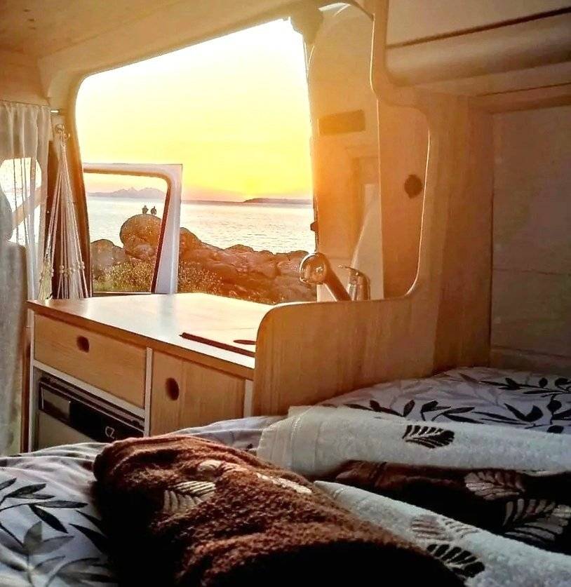 Couchages Ford Transit 2,2 l 125 ch - Yescapa