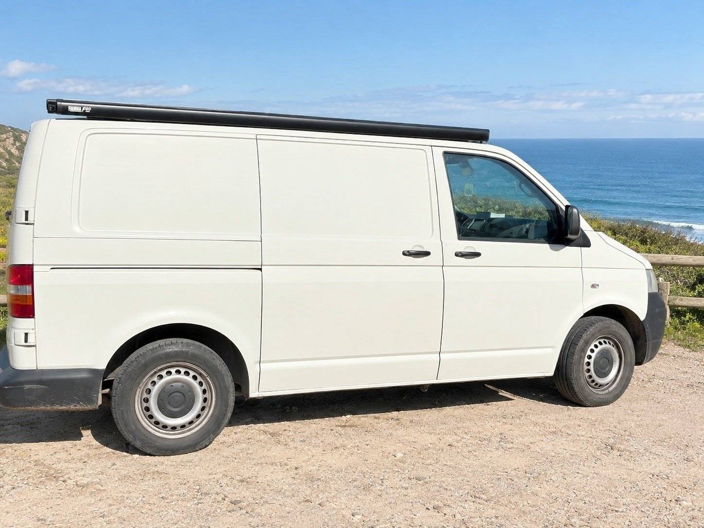 Front view from 3/4 Volkswagen - Yescapa