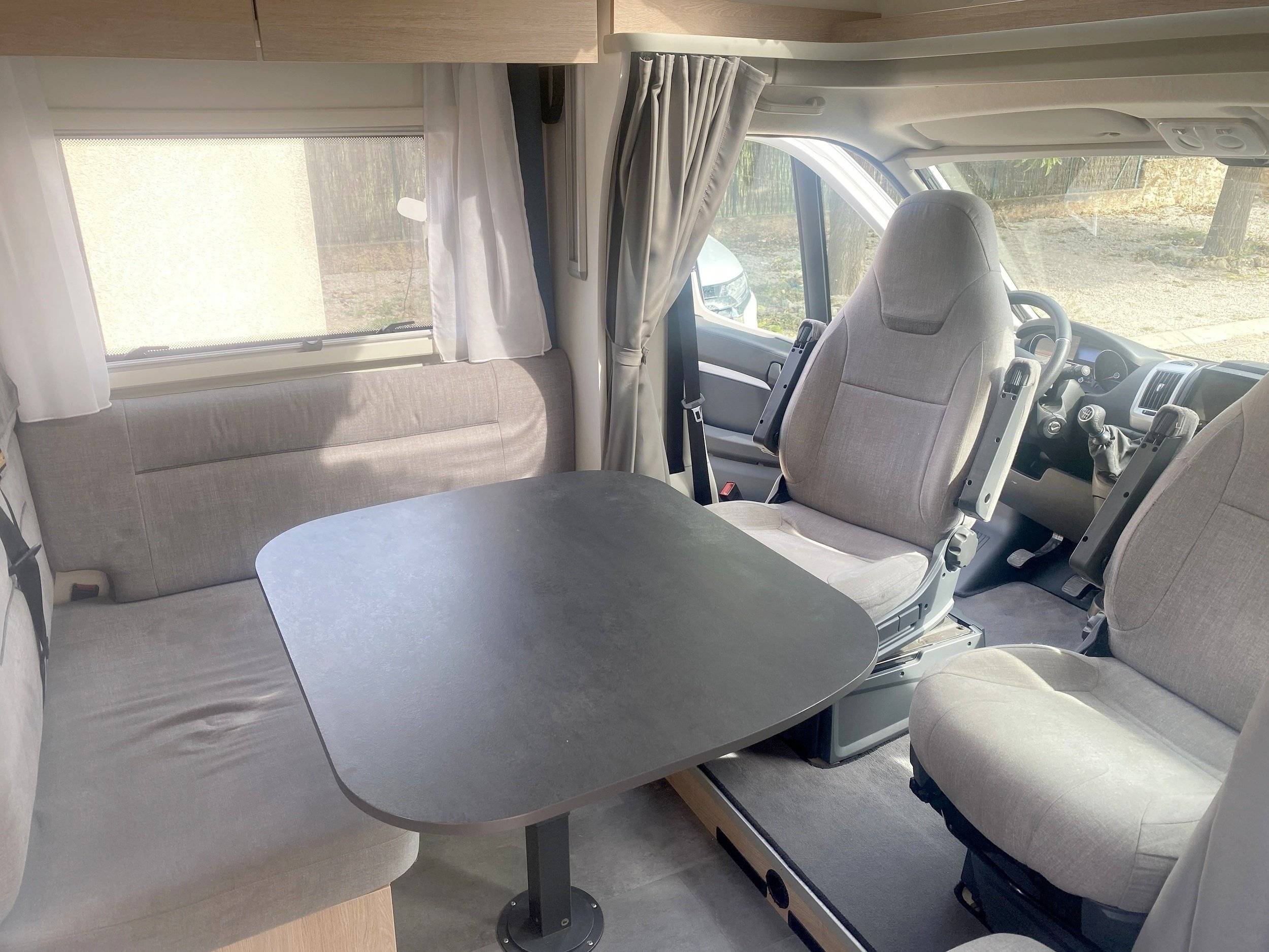 Área de jantar Citroën Jumper 2,0 l 130 ch - Yescapa