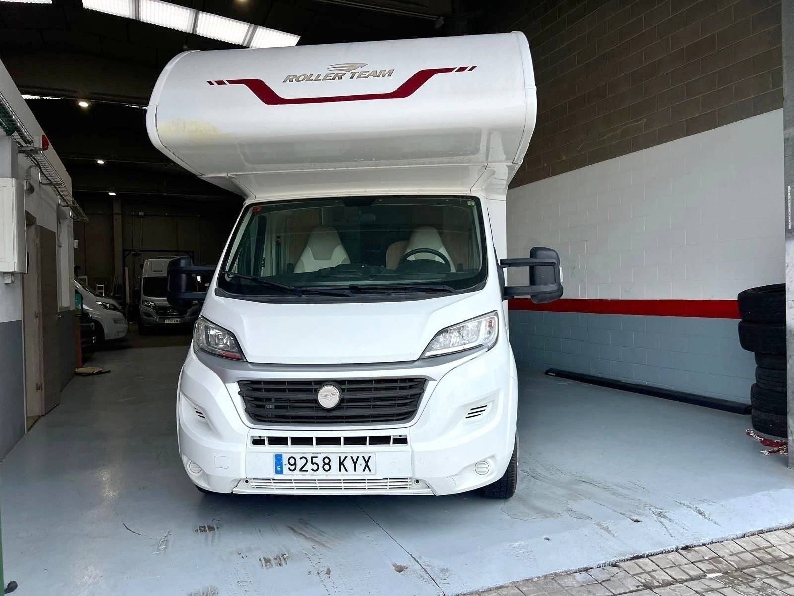 Front view from 3/4 Fiat 2,3 l 130 ch - Yescapa