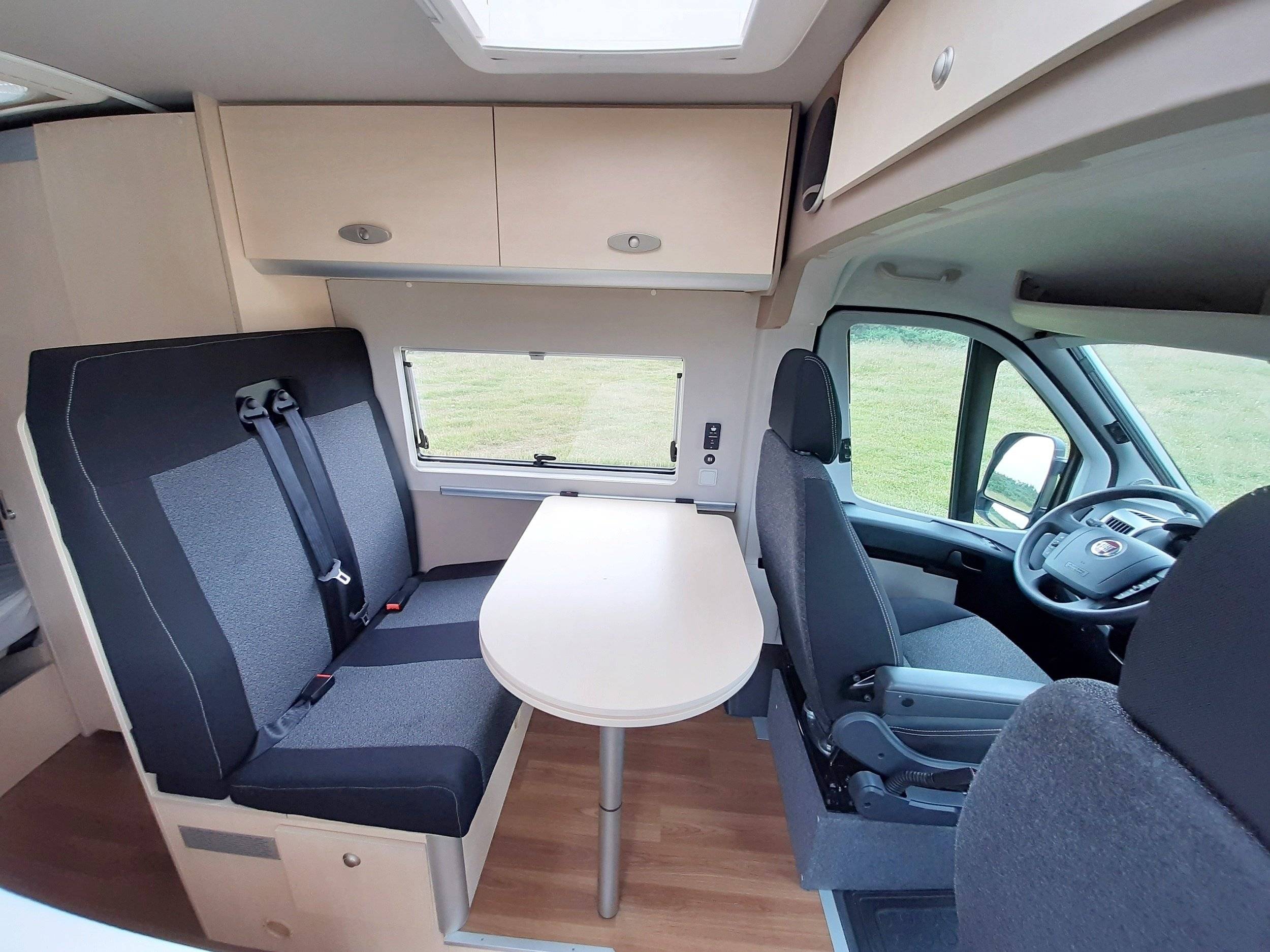 Dining Area Fiat Ducato 2,3 l Multijet 130 ch. - Yescapa