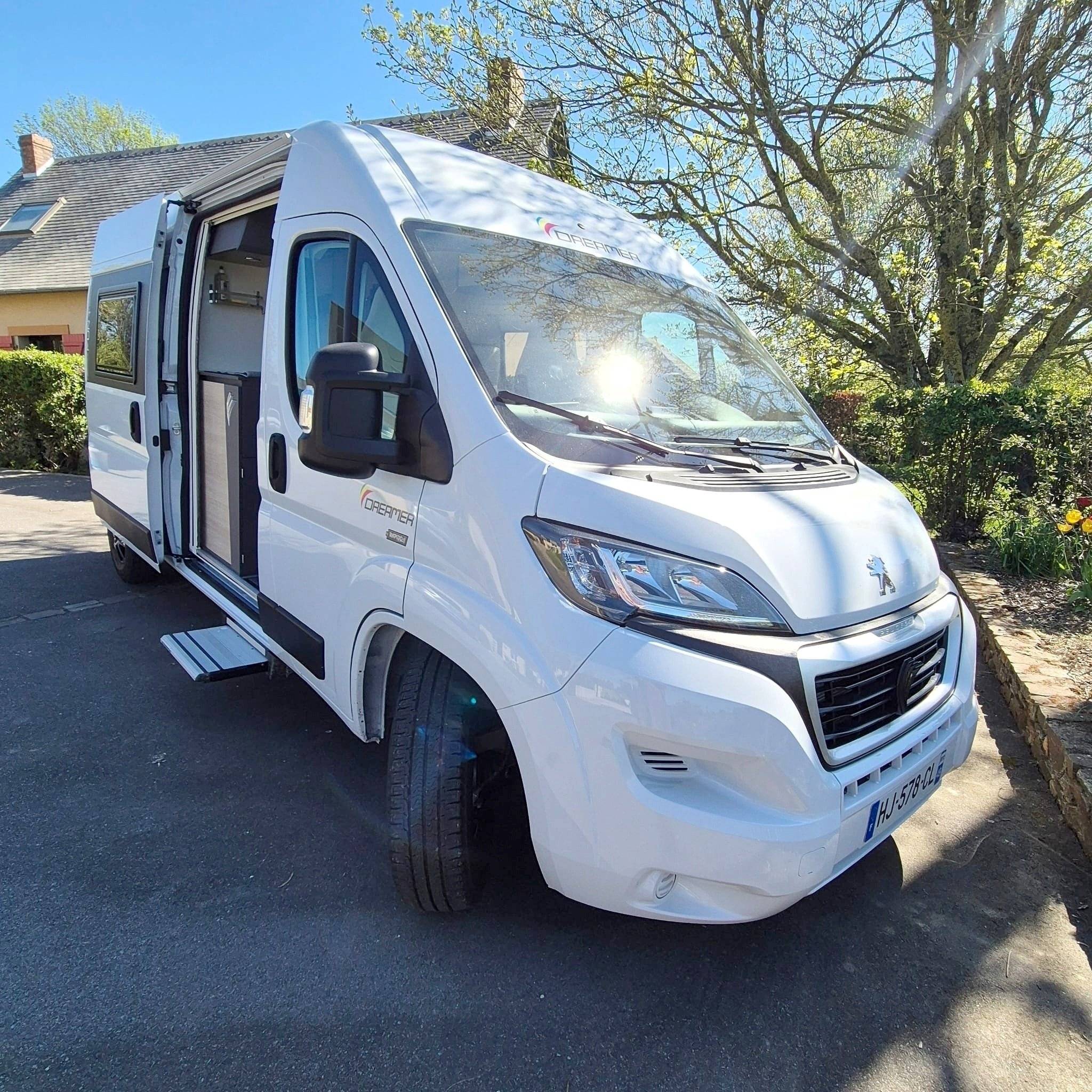 Vue avant de 3/4 Peugeot boxer 2,2l HDI 120 ch - Yescapa
