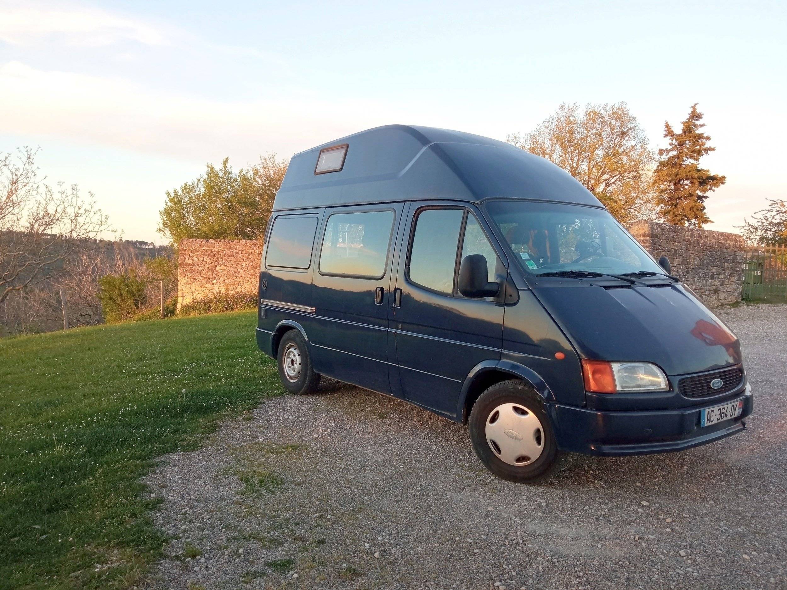 Voorkant 3/4 Ford Transit Nugget 2.5D - Yescapa