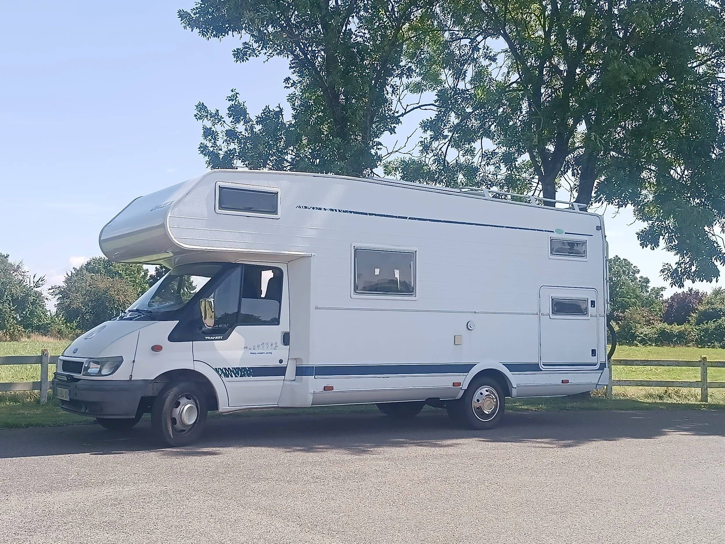 Voorkant 3/4 Ford Transit 2,2 l 125 ch - Yescapa