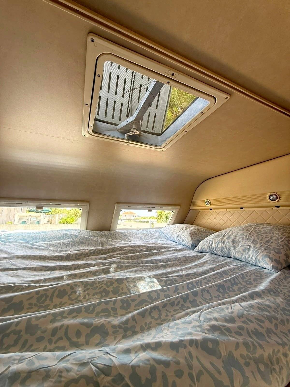 Plazas en cama Ford Transit 2,5 l TDCi 140 ch. - Yescapa
