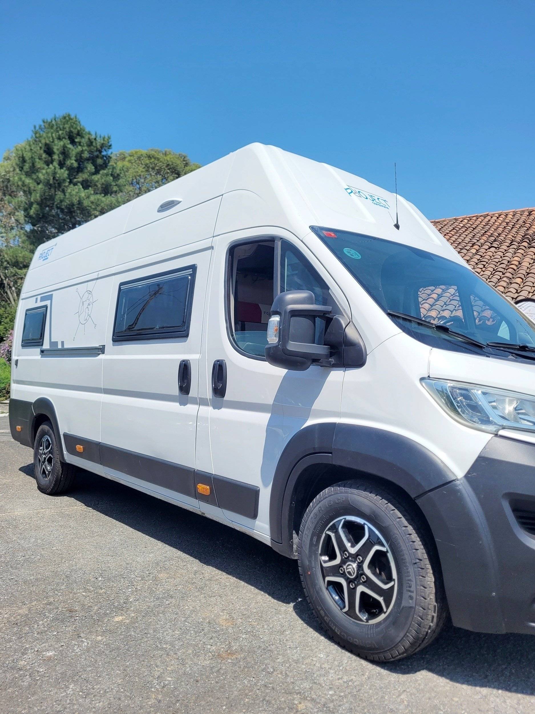 Front view from 3/4 Fiat 2,3 l 130 ch - Yescapa